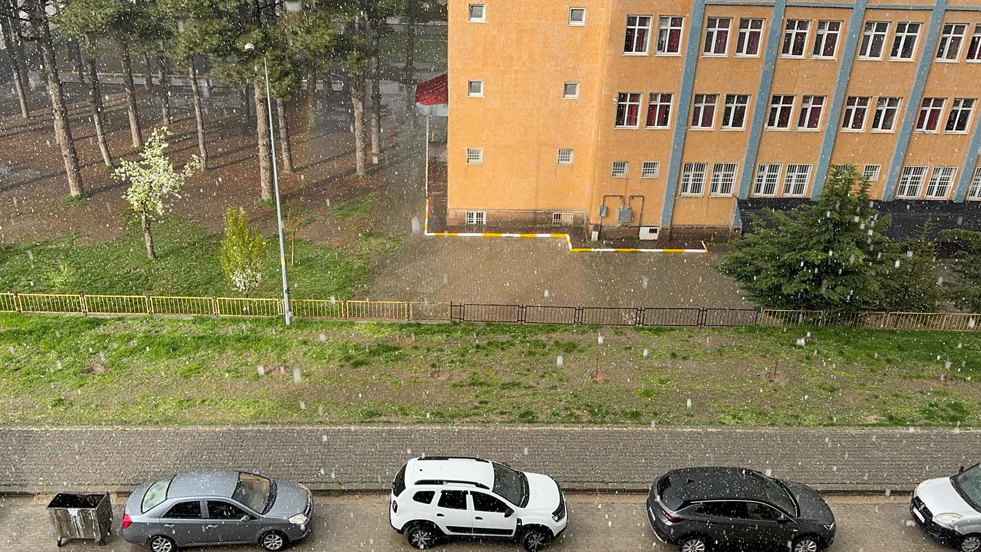 Tatvan’da Dolu Yağışı Hayatı Olumsuz Etkiledi 2
