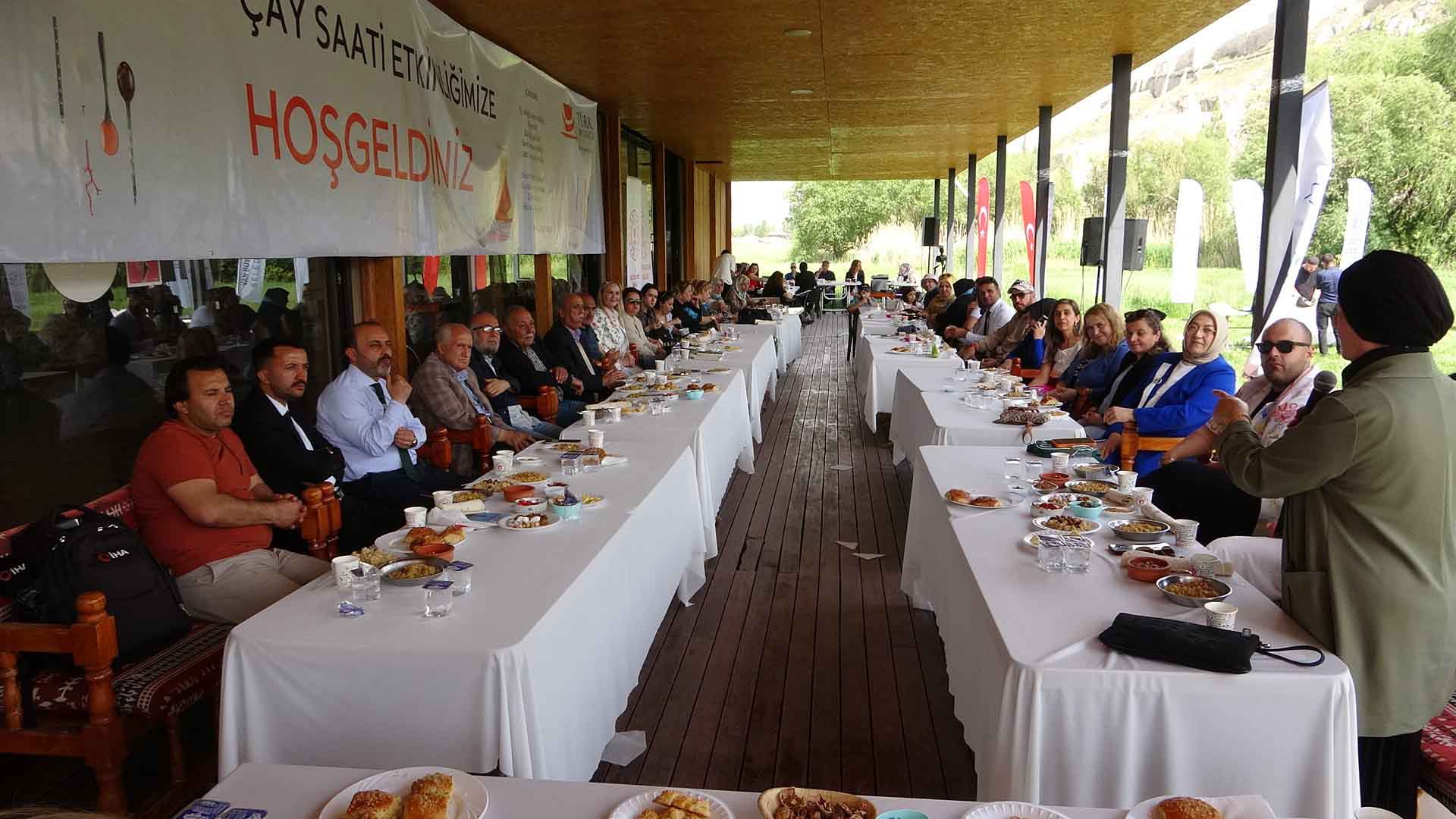 Van Kalesi Eteklerinde Geleneksel Lezzetlerle ‘Çay Saati’ 2