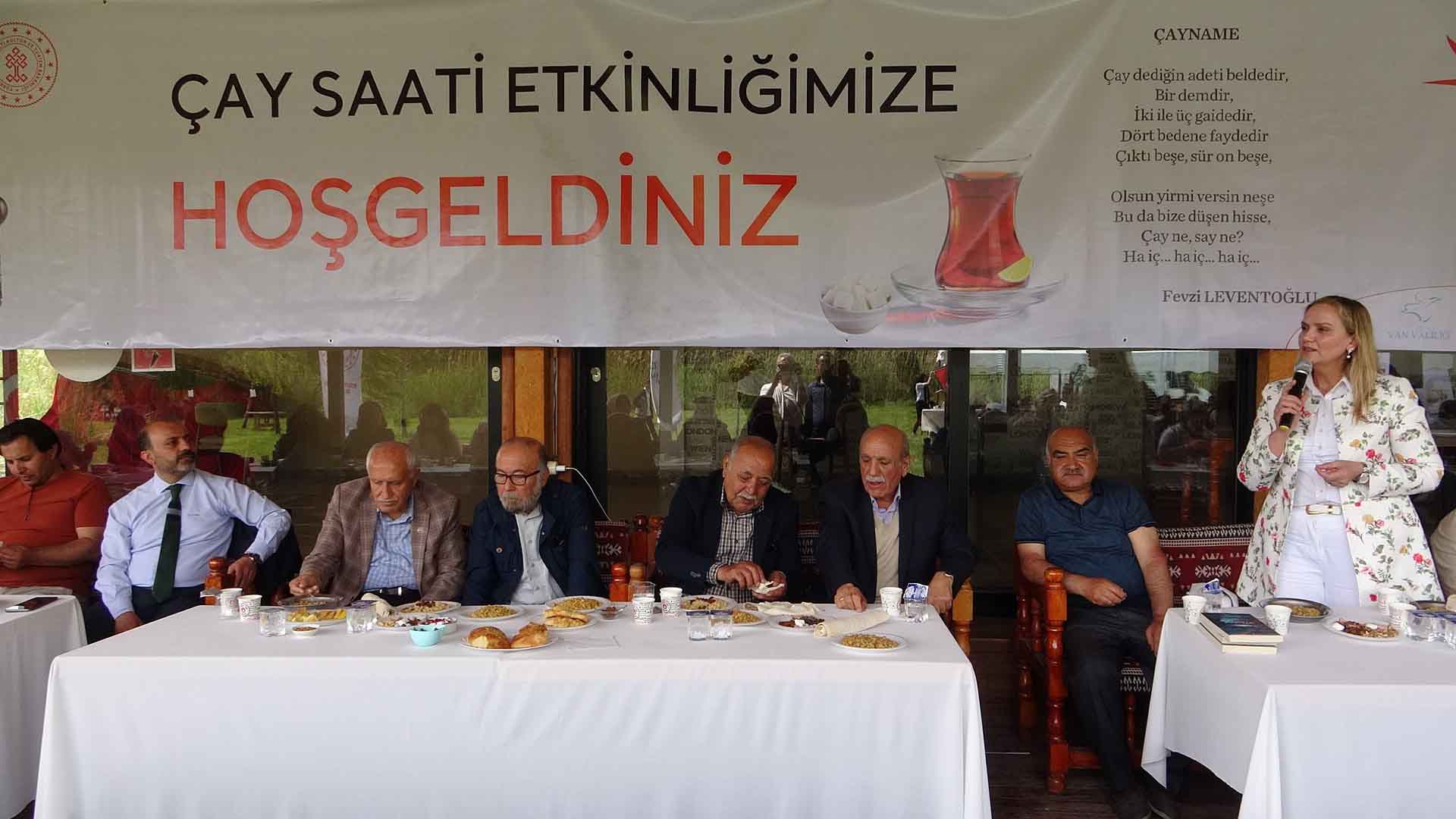 Van Kalesi Eteklerinde Geleneksel Lezzetlerle ‘Çay Saati’