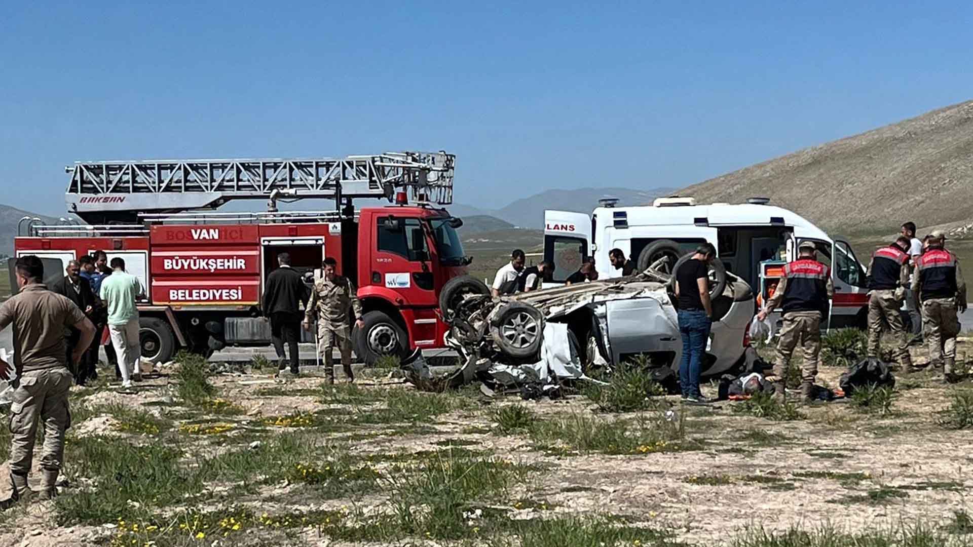 Van’da İki Araç Feci Çarpıştı, 4 Kişi Hayatını Kaybetti, 2 Yaralı 3