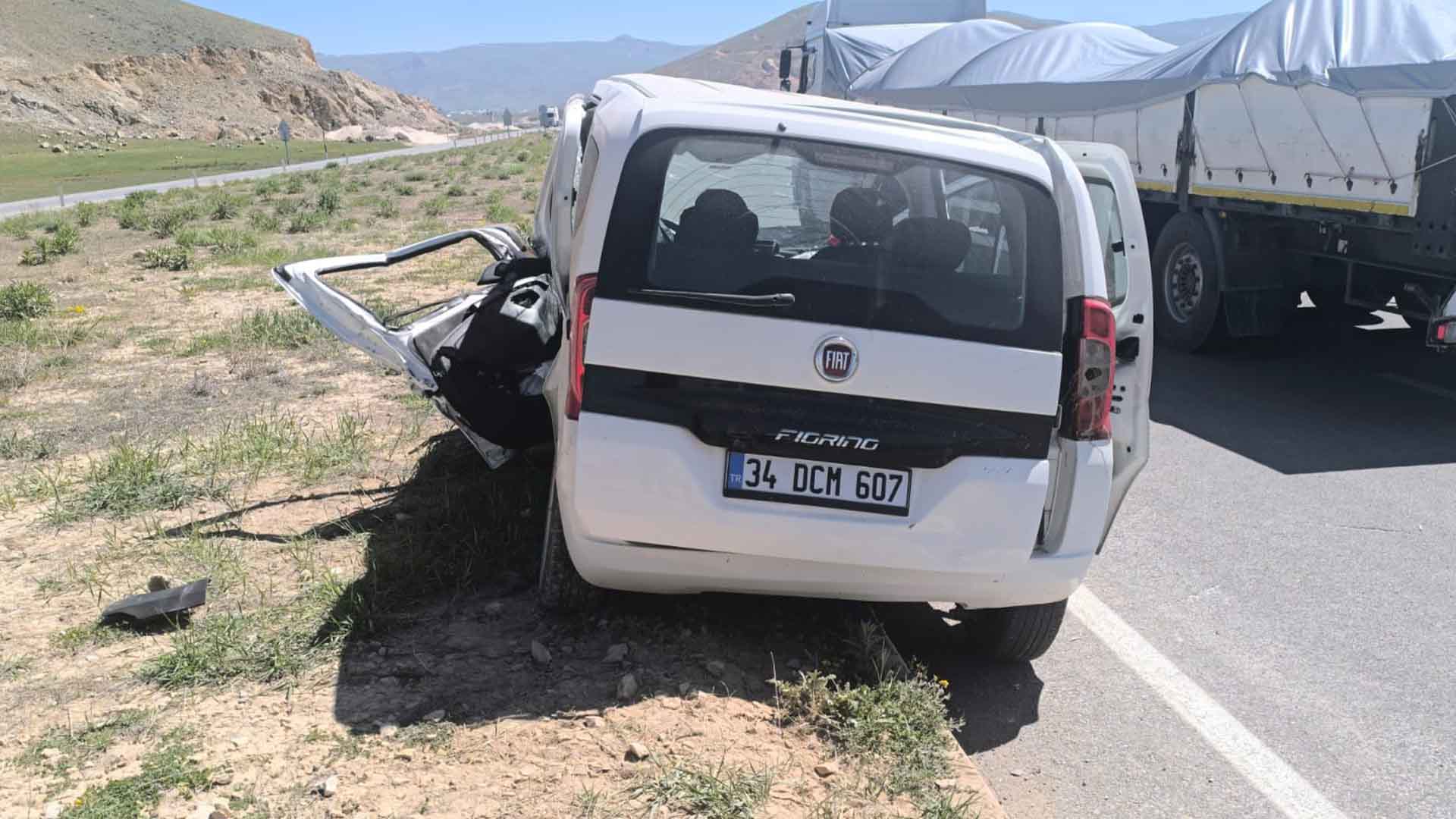 Van’da İki Araç Feci Çarpıştı, 4 Kişi Hayatını Kaybetti, 2 Yaralı 7