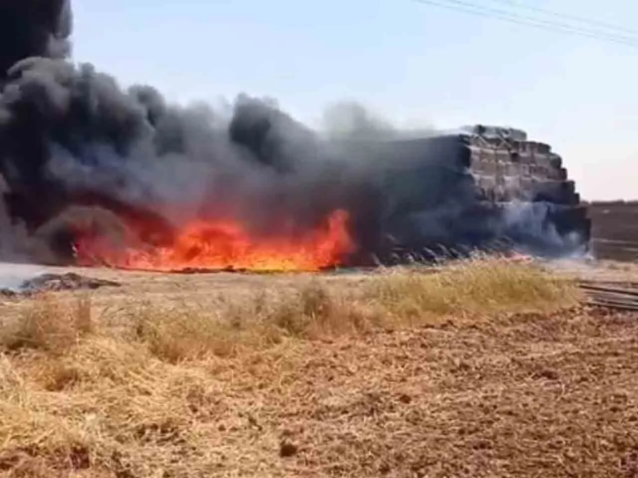 Aniz Yangini Nedeniyle 25 Ton Saman Ve 300 Adet Sulama Borusu Yandi 2
