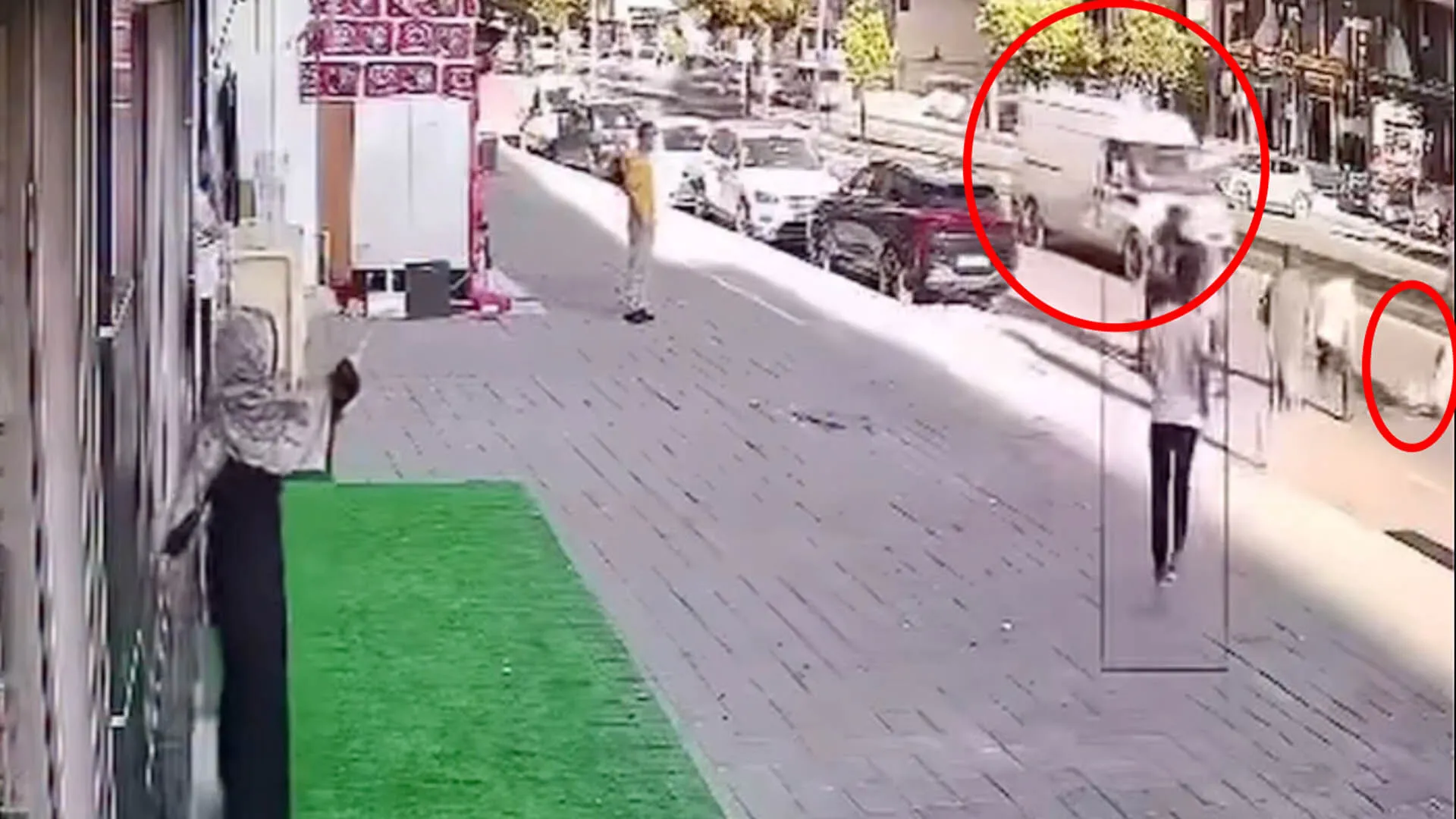 Bicakli Kavgadan Kacarken Minibusun Altinda Kalip Oldu Olay Ani Kamerada2