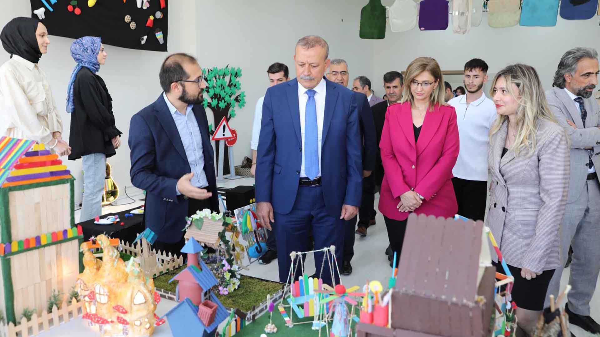 Bitlis Eren Üniversiteli Öğrencilerden Anlamlı Sergi 2