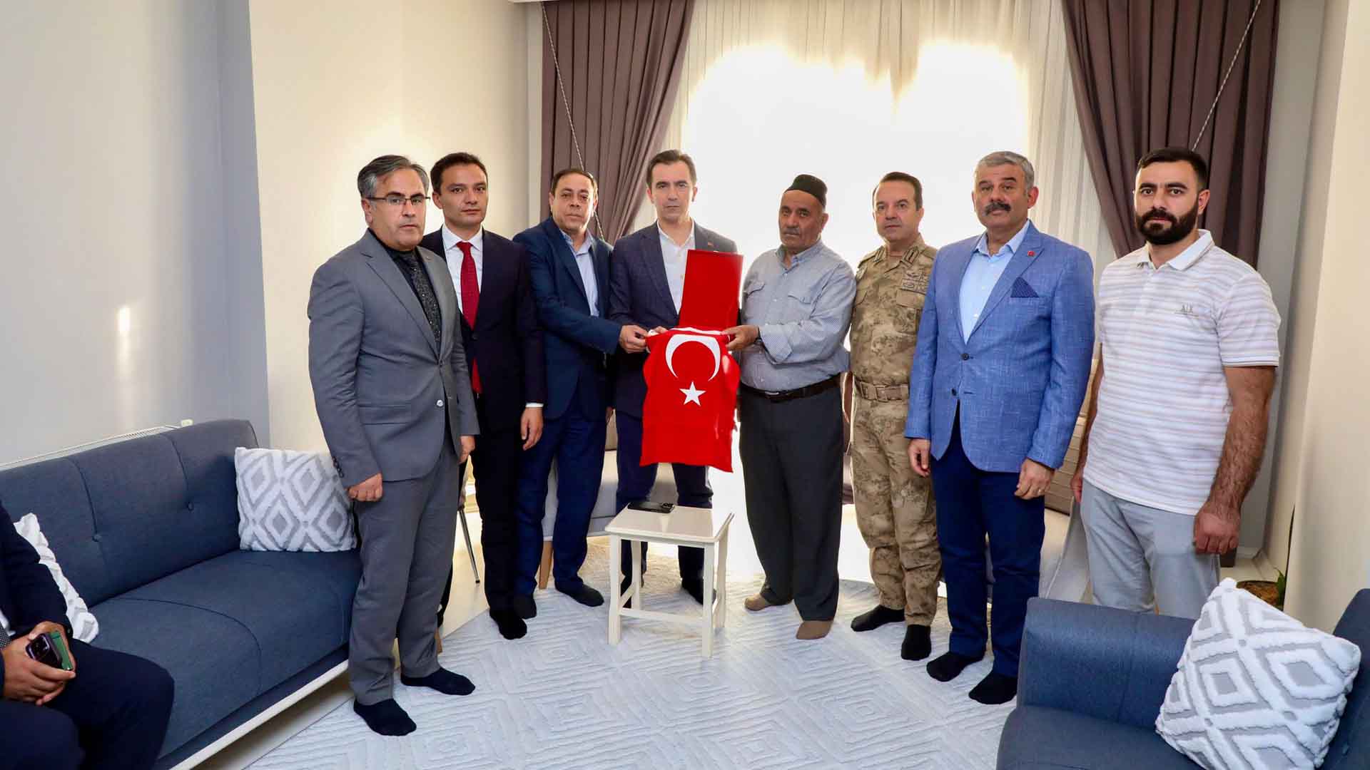 Bitlis Valisi Karakaya, Hizan’da Şehit Yakınları Ve Gazileri Ziyaret Etti 2