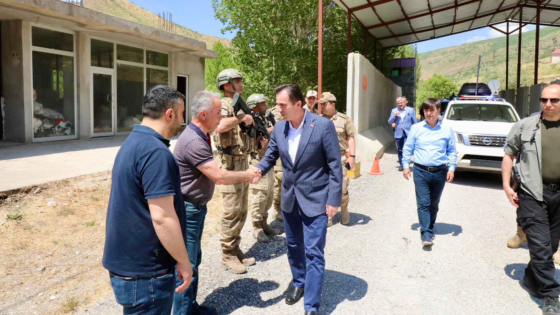 Bitlis Valisi Karakaya'dan Hizan’daki Güvenlik Noktalarına Moral Ziyareti 1