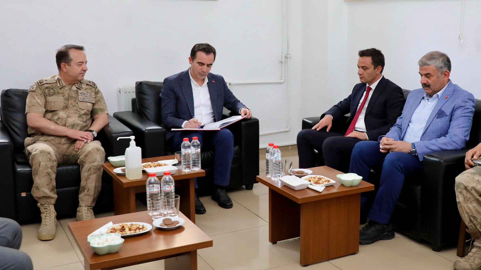 Bitlis Valisi Karakaya'dan Hizan’daki Güvenlik Noktalarına Moral Ziyareti 4