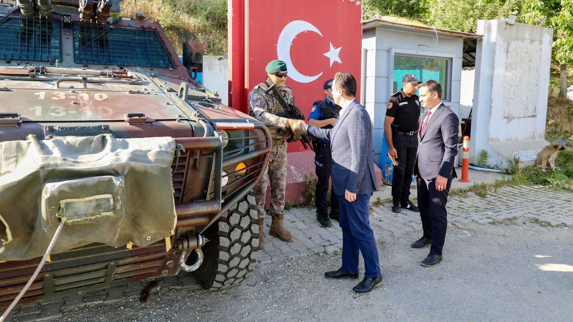 Bitlis Valisi Karakaya'dan Hizan’daki Güvenlik Noktalarına Moral Ziyareti 5