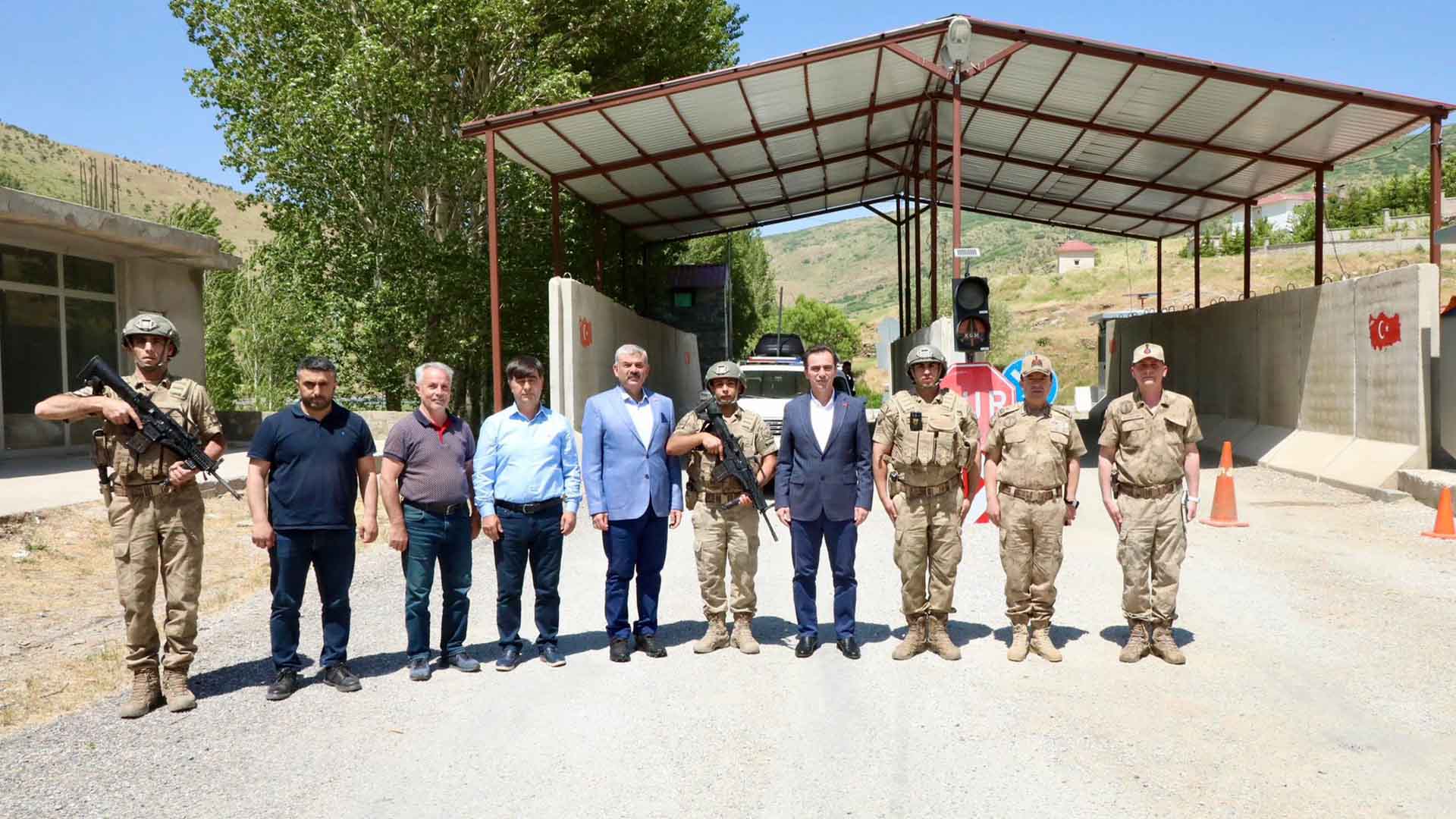Bitlis Valisi Karakaya'dan Hizan’daki Güvenlik Noktalarına Moral Ziyareti
