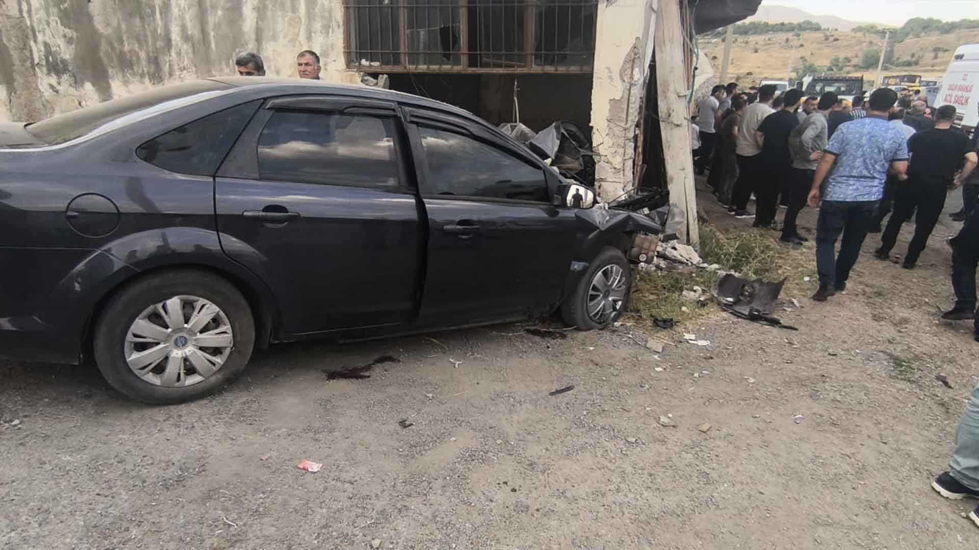 Bitlis’te Araç İş Yerine Çarptı, 1 Kişi Öldü, 3 Kişi Yaralandı 1