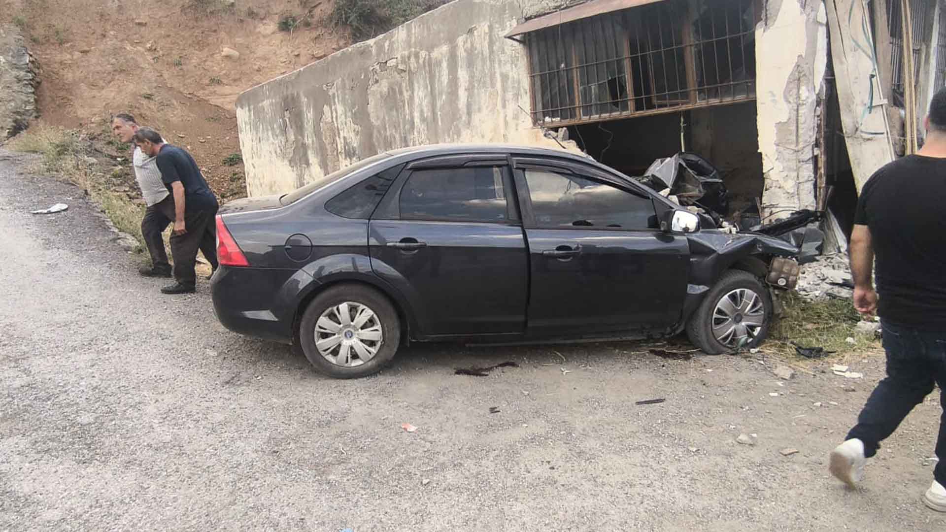 Bitlis’te Araç İş Yerine Çarptı, 1 Kişi Öldü, 3 Kişi Yaralandı 2