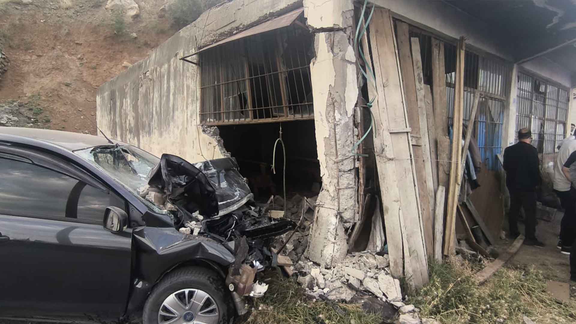 Bitlis’te Araç İş Yerine Çarptı, 1 Kişi Öldü, 3 Kişi Yaralandı 3