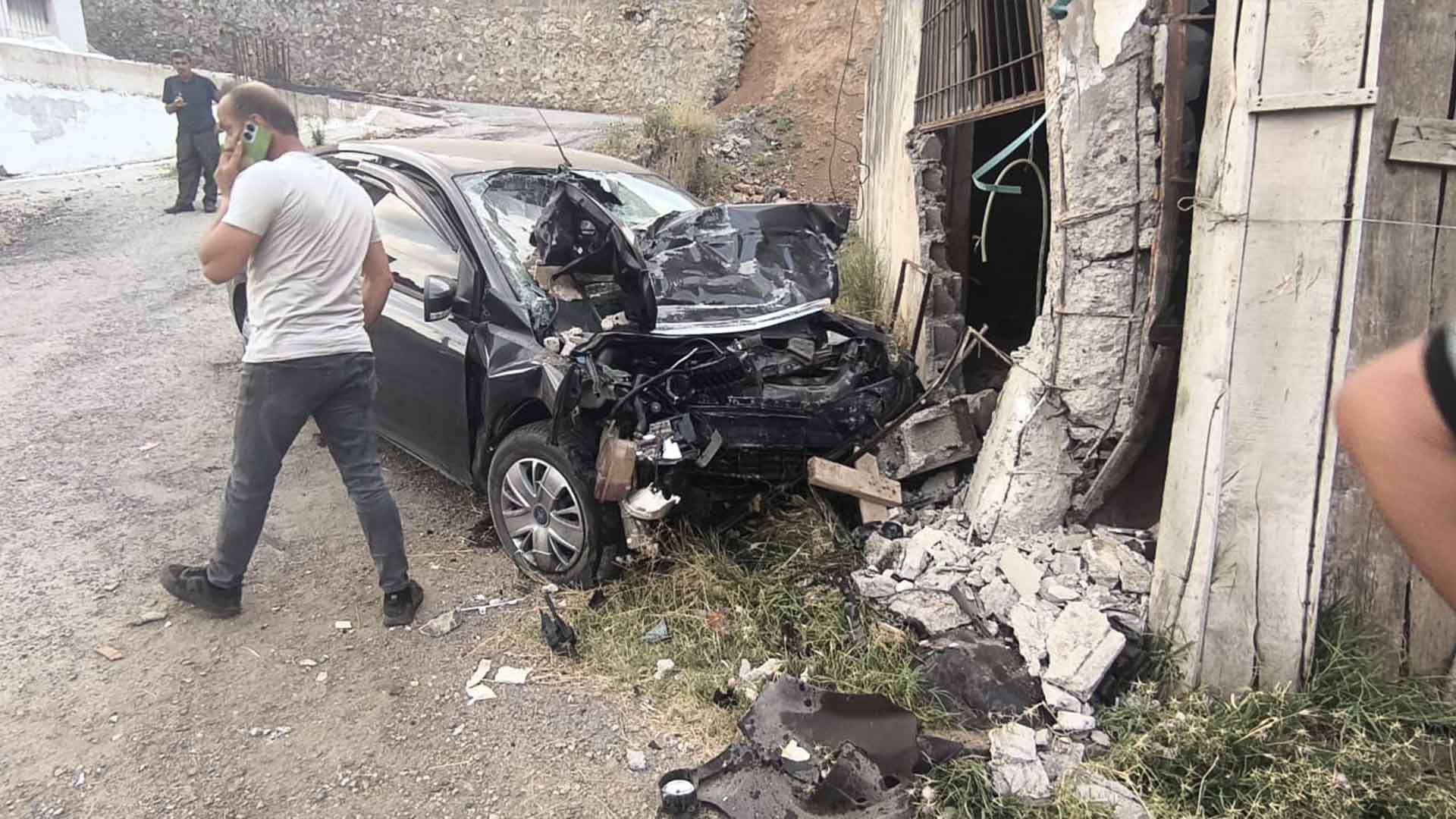 Bitlis’te Araç İş Yerine Çarptı, 1 Kişi Öldü, 3 Kişi Yaralandı 4