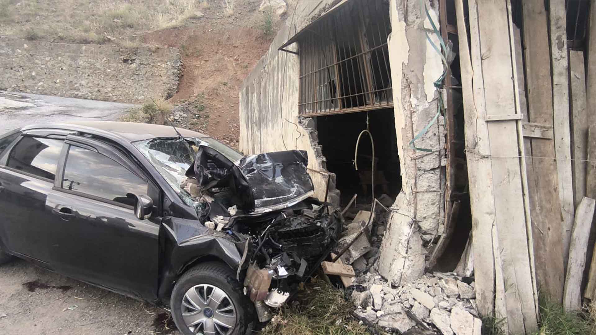 Bitlis’te Araç İş Yerine Çarptı, 1 Kişi Öldü, 3 Kişi Yaralandı 5