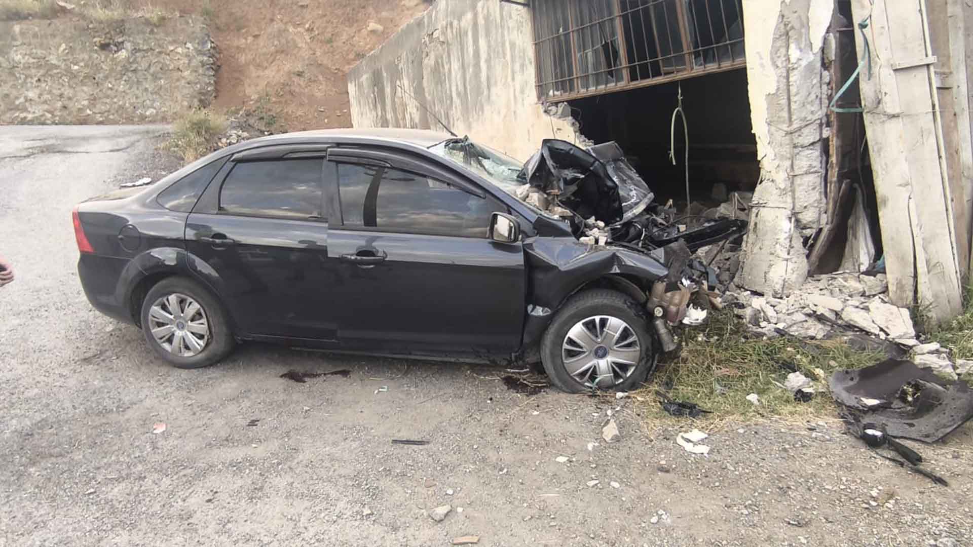 Bitlis’te Araç İş Yerine Çarptı, 1 Kişi Öldü, 3 Kişi Yaralandı