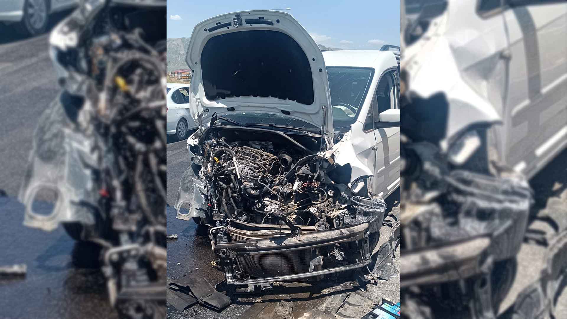 Bitlis'te İki Araç Feci Çarpıştı, 1’I Ağır, 3 Kişi Yaralandı 1