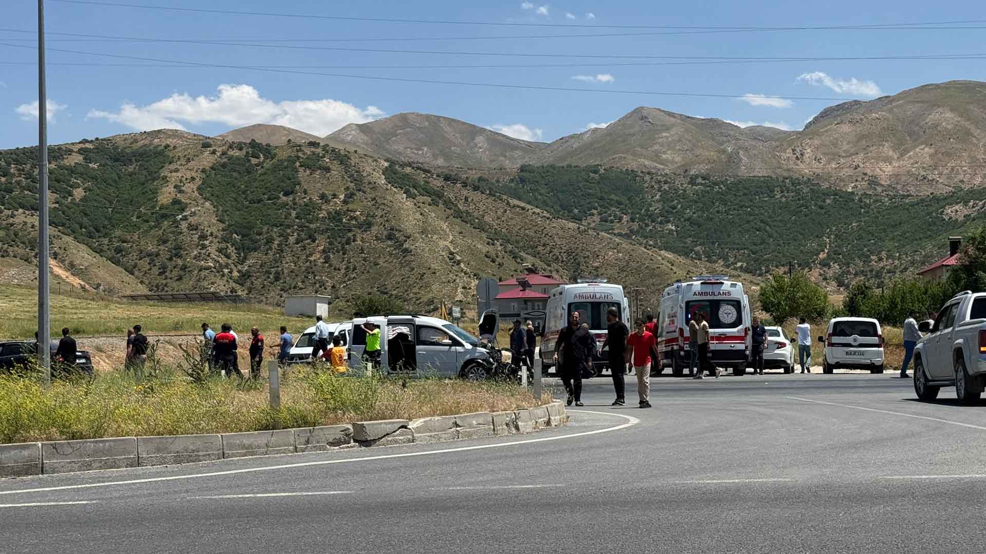 Bitlis'te İki Araç Feci Çarpıştı, 1’I Ağır, 3 Kişi Yaralandı 2