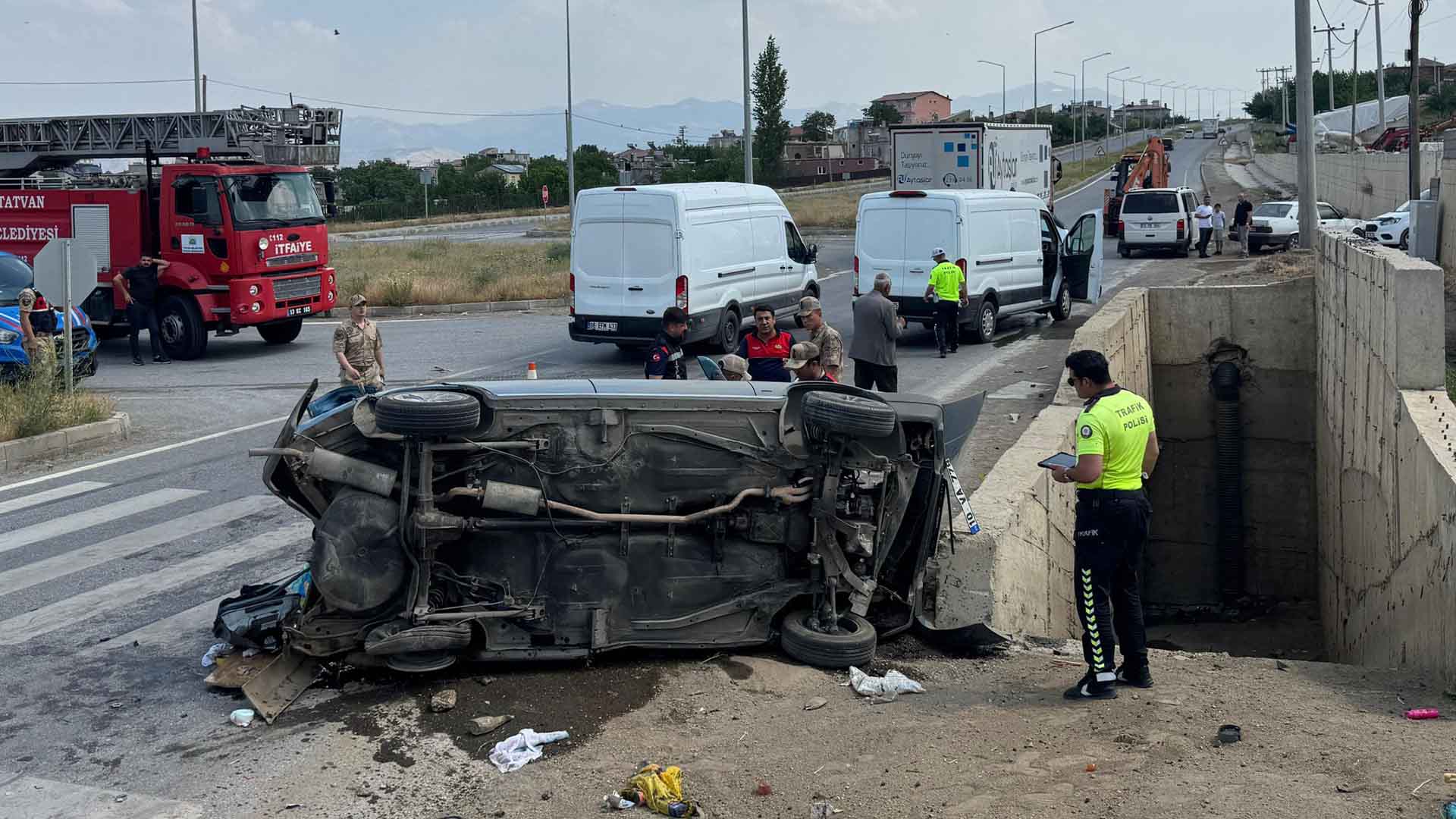 Bitlis'te İki Araç Feci Çarpıştı, 4 Kişi Yaralandı 1