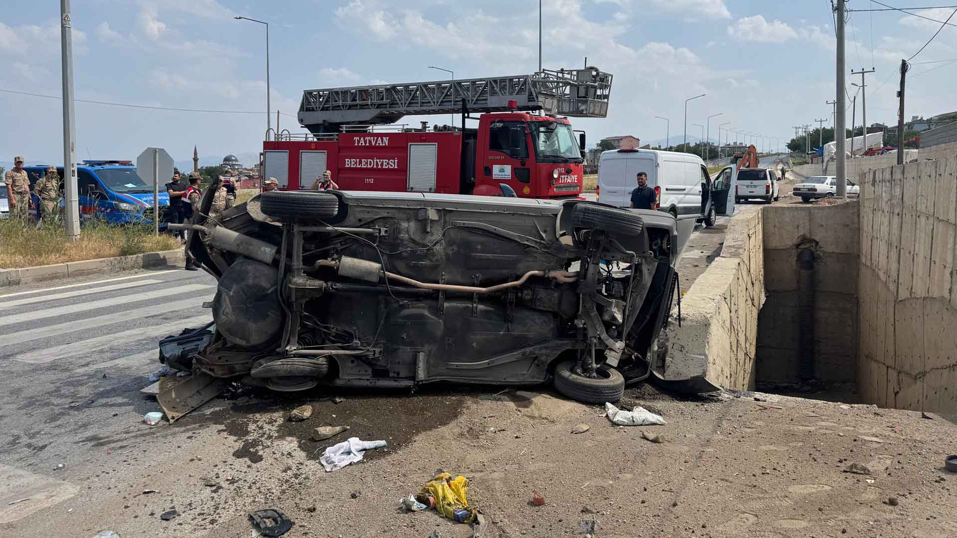 Bitlis'te İki Araç Feci Çarpıştı, 4 Kişi Yaralandı 2