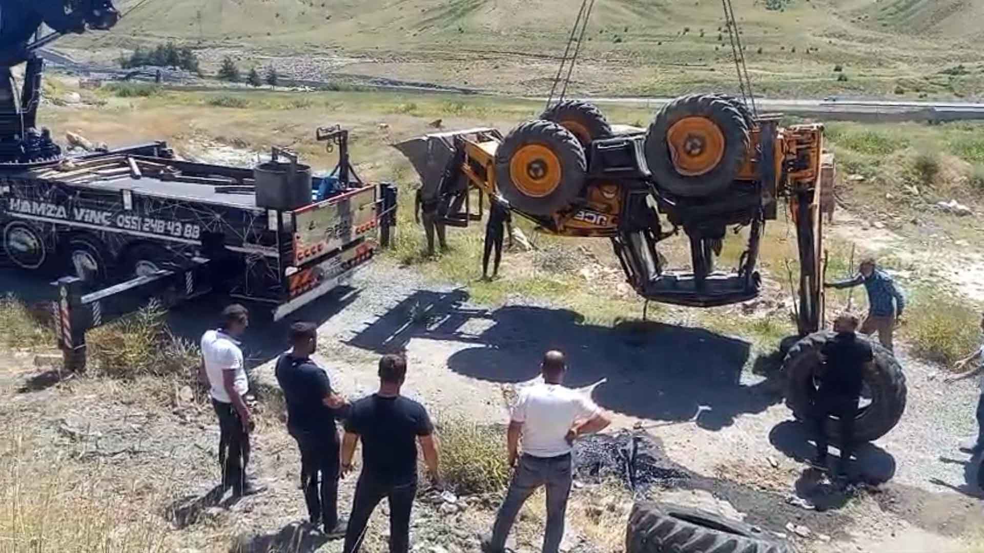 Bitlis’te İş Makinesi Takla Attı, Operatör Yaralandı 1