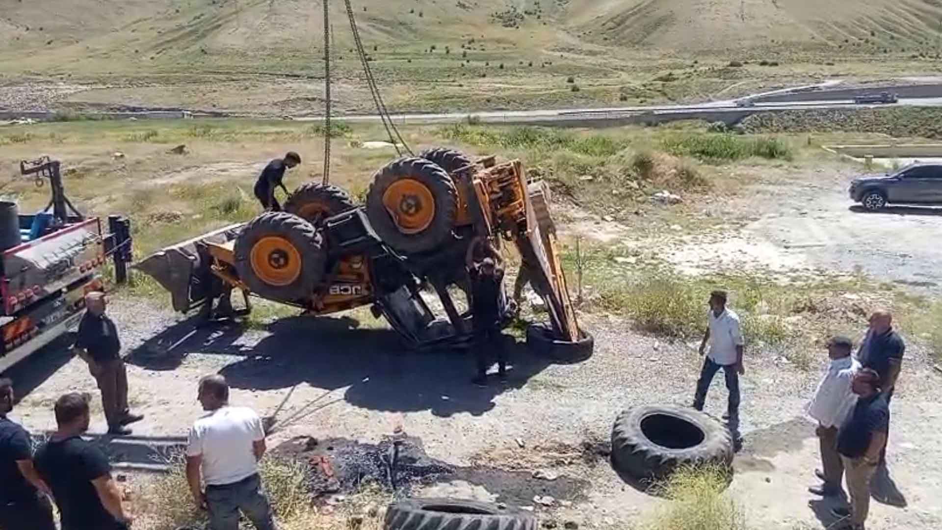 Bitlis’te İş Makinesi Takla Attı, Operatör Yaralandı