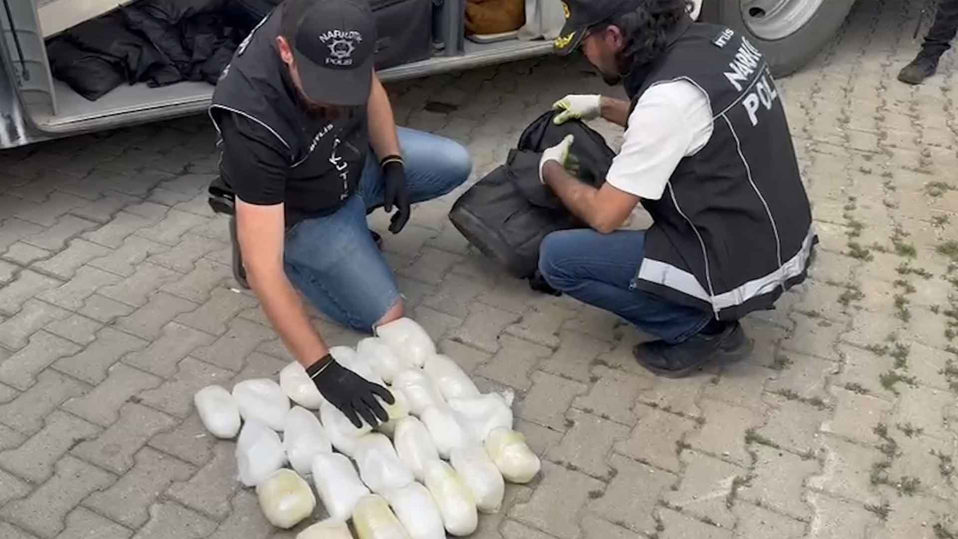 Bitlis’te Yolcu Otobüsünde 13 Kilo Metamfetamin Ele Geçirildi 1