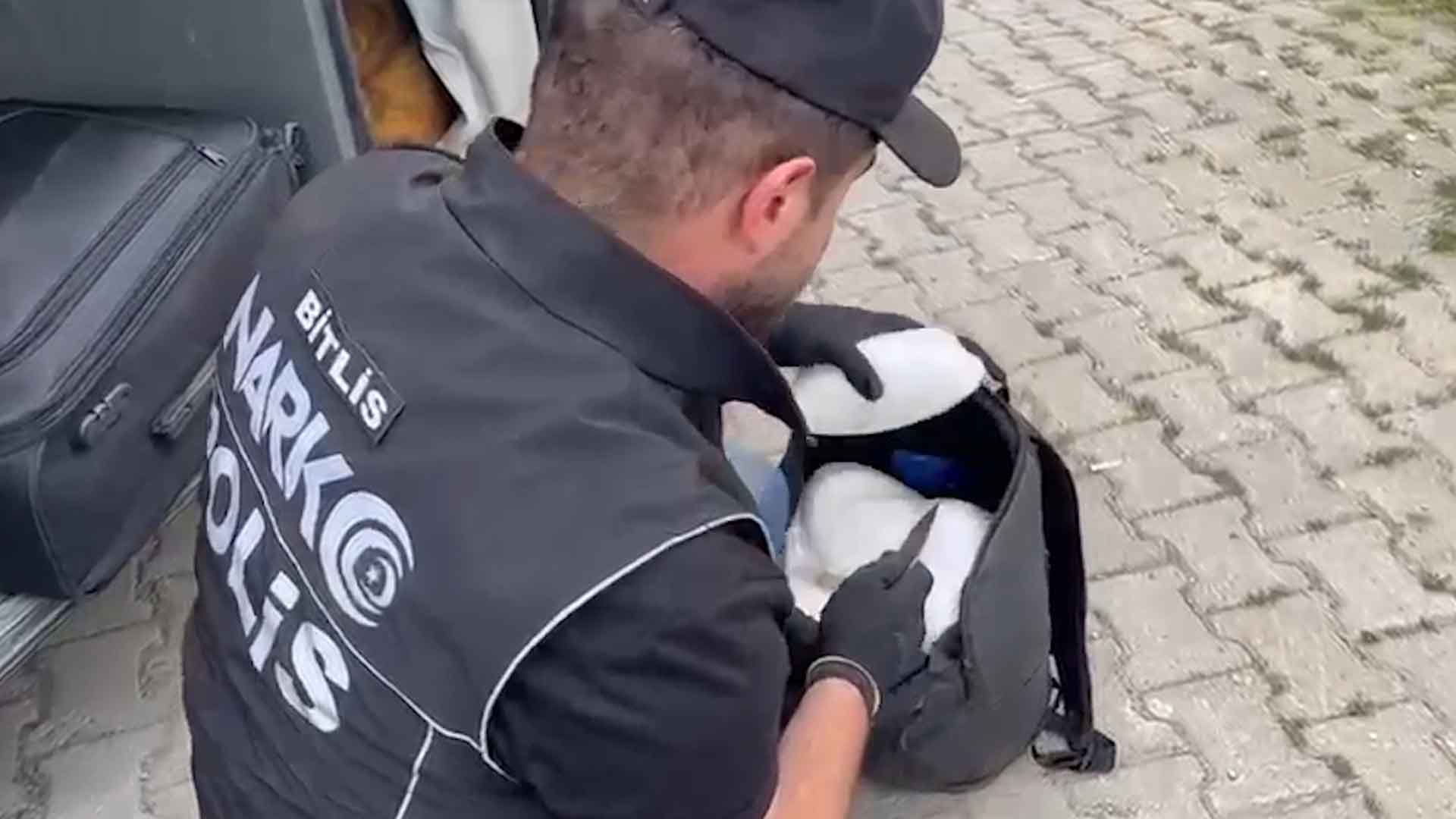 Bitlis’te Yolcu Otobüsünde 13 Kilo Metamfetamin Ele Geçirildi 2