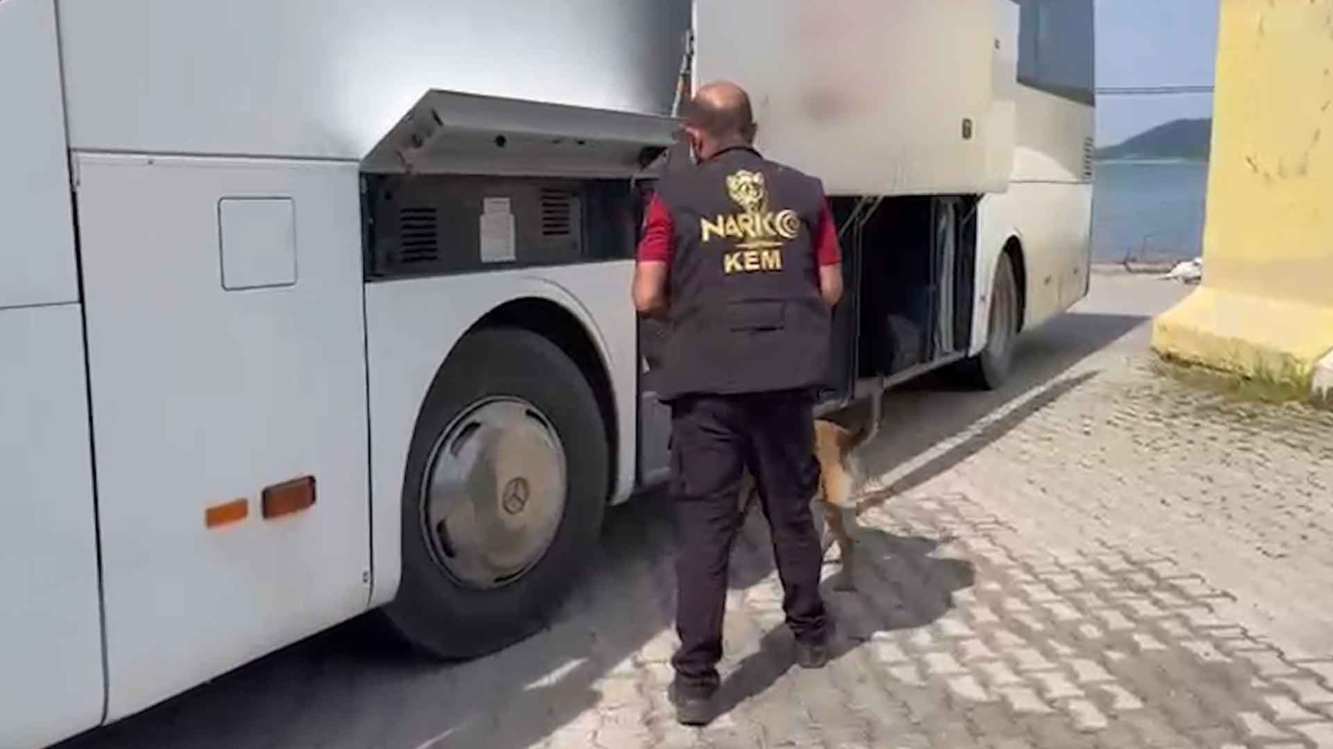 Bitlis’te Yolcu Otobüsünde 13 Kilo Metamfetamin Ele Geçirildi 4