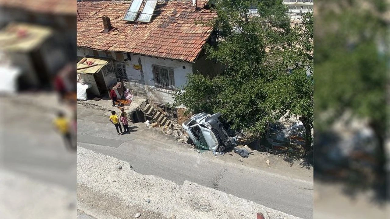 Kontrolden Cikan Otomobil Evin Bahcesine Daldi 1 Kisi Yaralandi