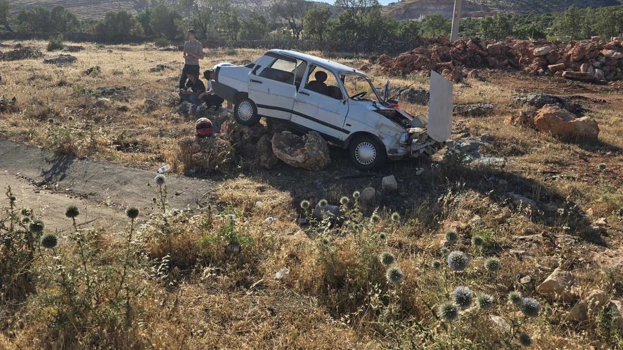 Motosiklet Ile Carpismamak Icim Manevra Yapan Otomobil Sarampole Yuvarlandi 5 Yarali (1)