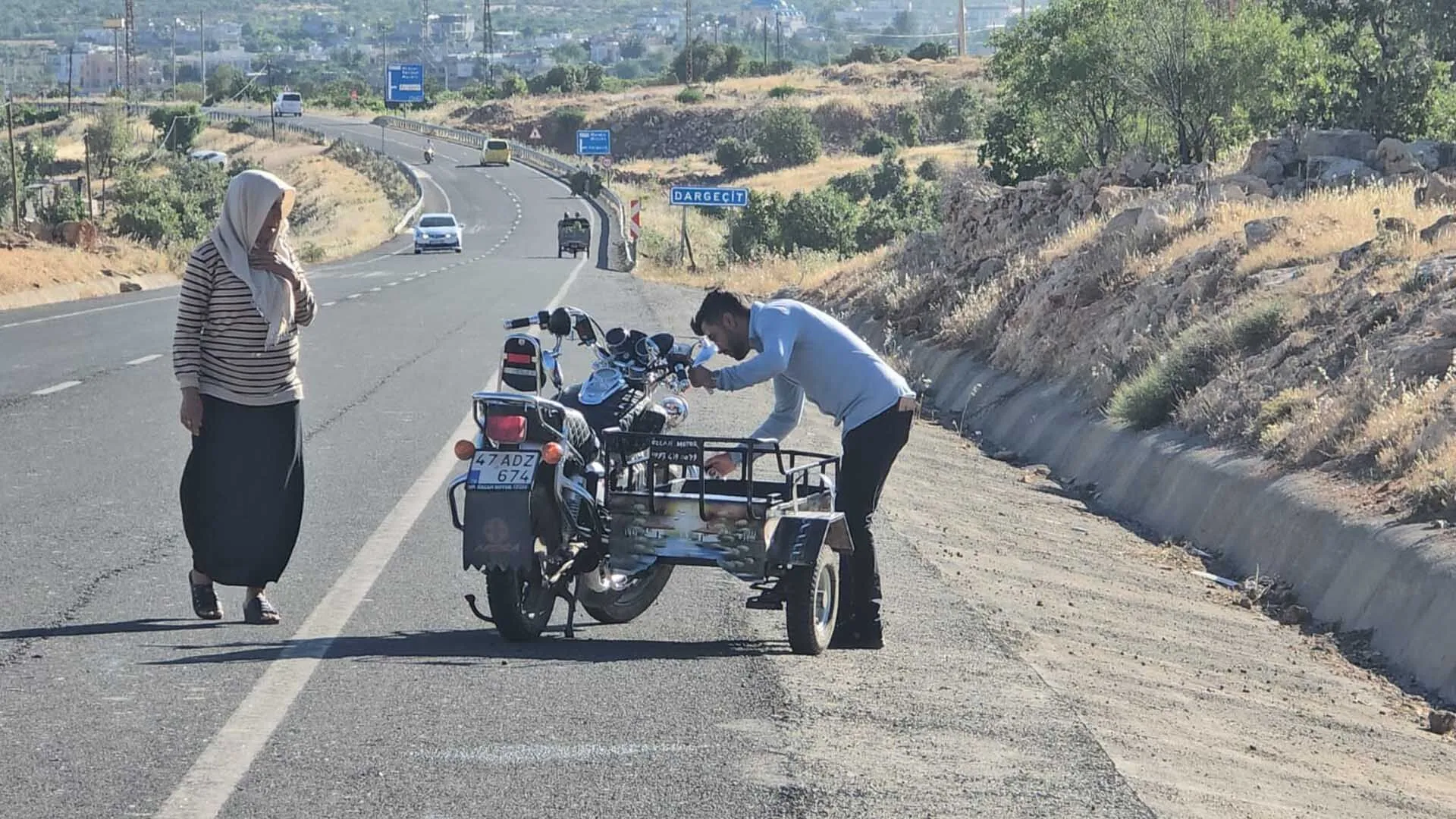 Motosiklet Ile Carpismamak Icim Manevra Yapan Otomobil Sarampole Yuvarlandi 5 Yarali 2