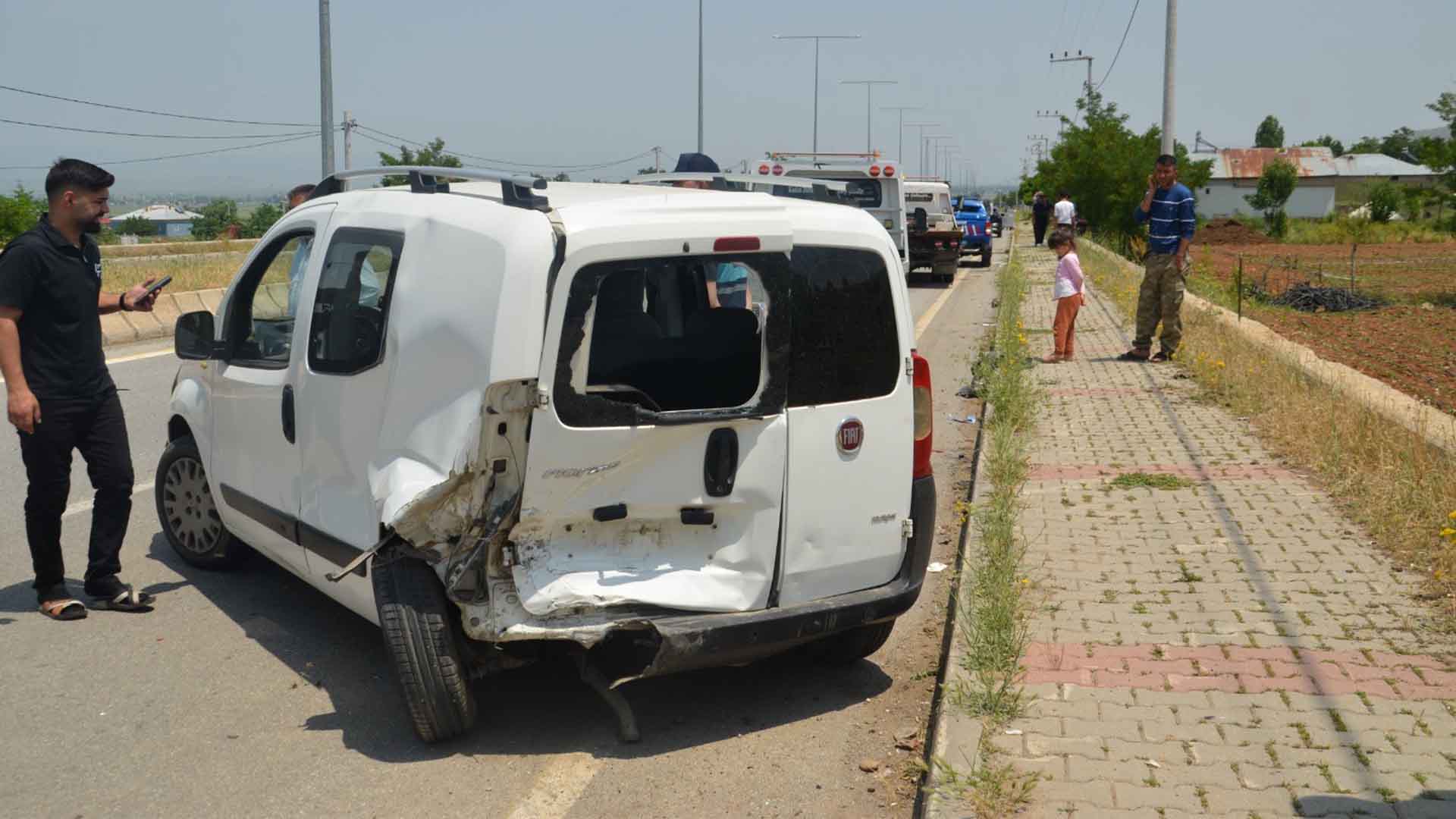 Muş'ta Ticari Araç Ile Otomobil Çarpıştı, 6 Kişi Yaralandı