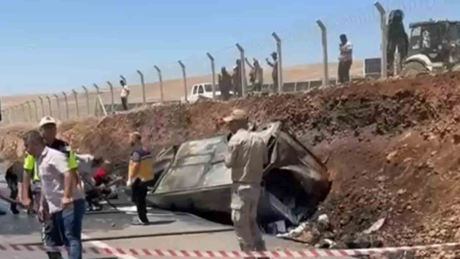 Sanliurfa Diyarbakir Yolunda Tiner Yuklu Minibus Devrildi 1 Olu 1 Yarali 1