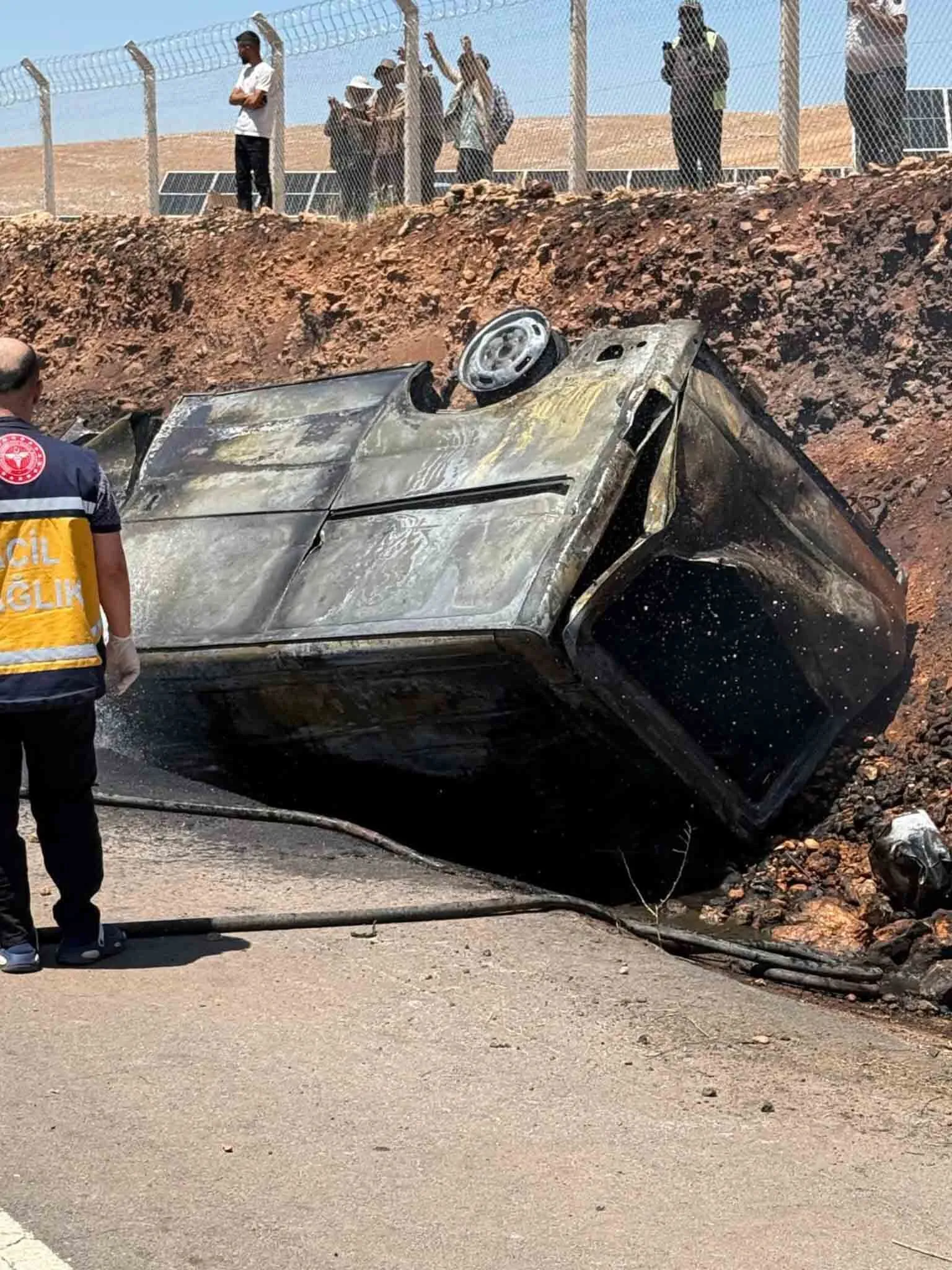Sanliurfa Diyarbakir Yolunda Tiner Yuklu Minibus Devrildi 1 Olu 1 Yarali 3