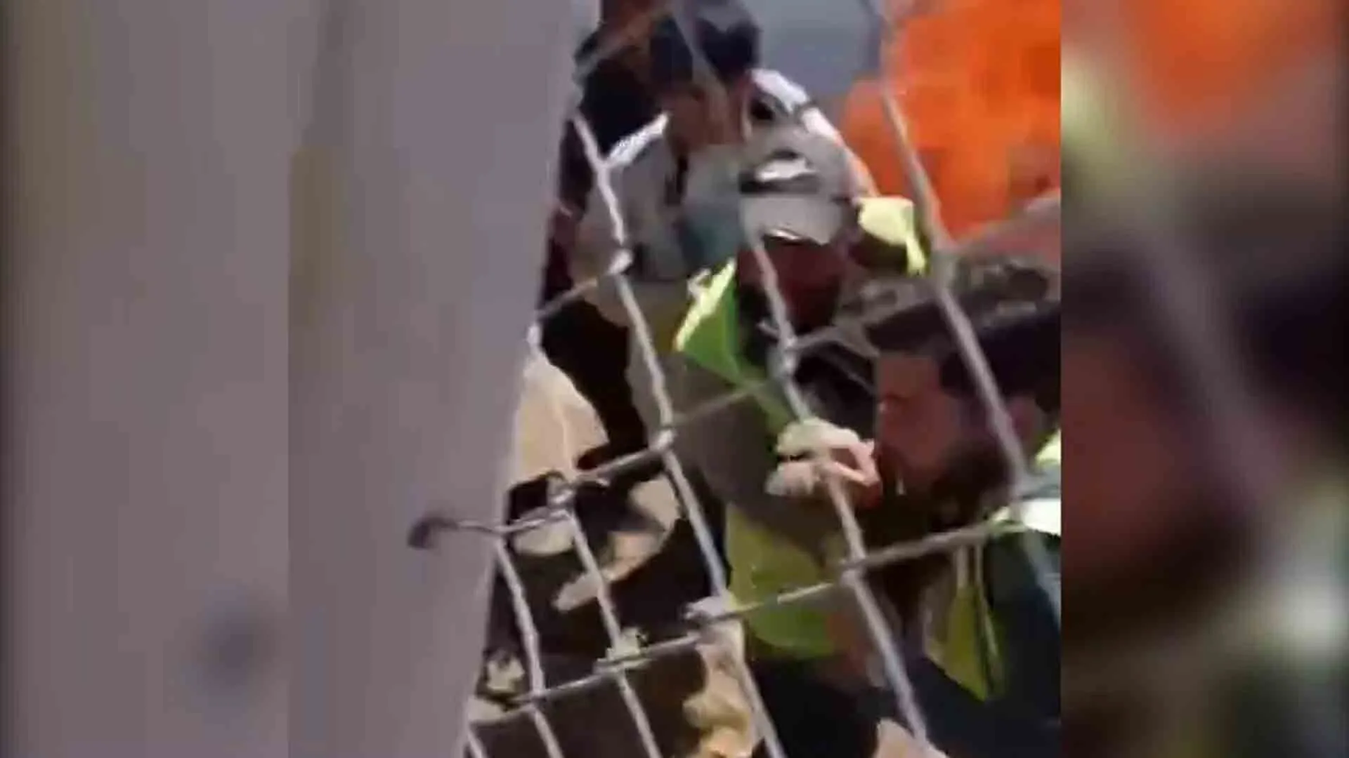 Sanliurfa Diyarbakir Yolunda Tiner Yuklu Minibus Devrildi 1 Olu 1 Yarali 5