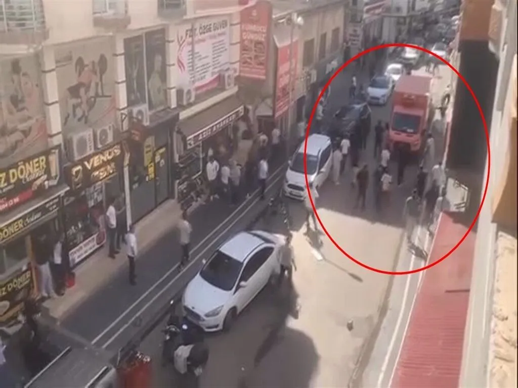 Tas Ve Sopalarla Kavga 1 Yarali Olay Ani Kameraya Yansidi 1