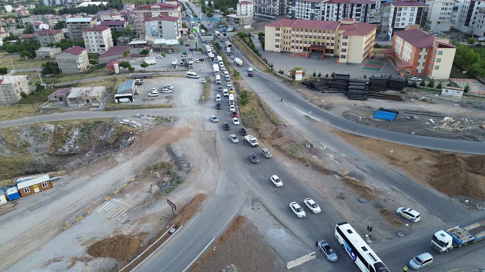 Tatvan’da Kilometrelerce Araç Kuyruğu Oluştu 1
