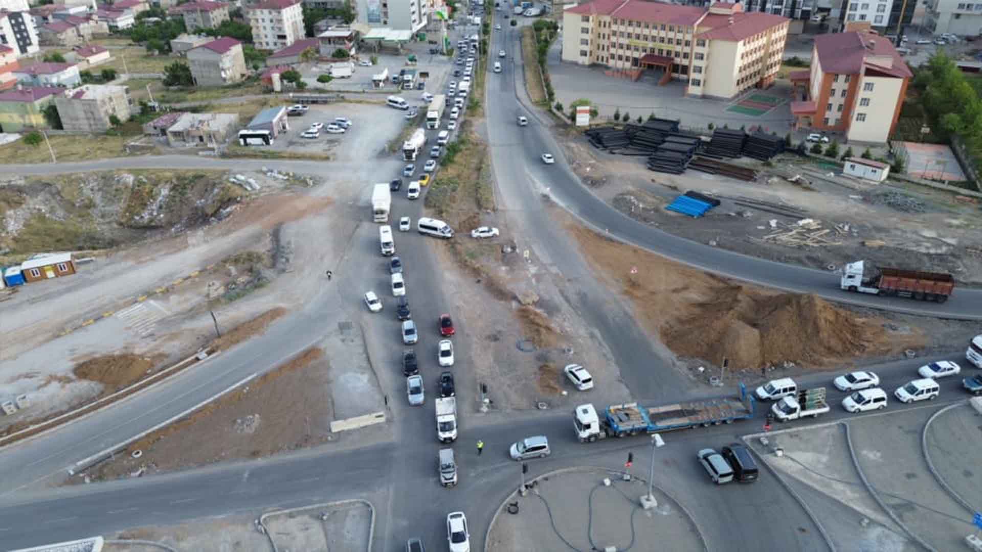 Tatvan’da Kilometrelerce Araç Kuyruğu Oluştu 2