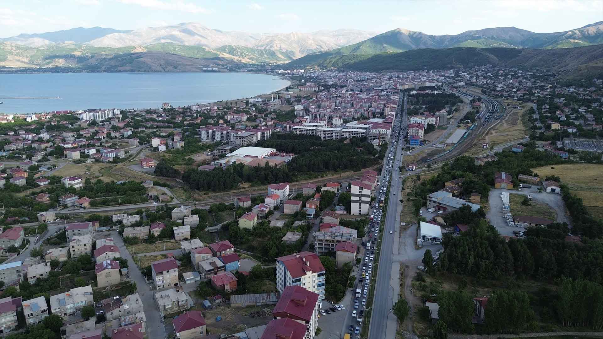 Tatvan’da Kilometrelerce Araç Kuyruğu Oluştu 3