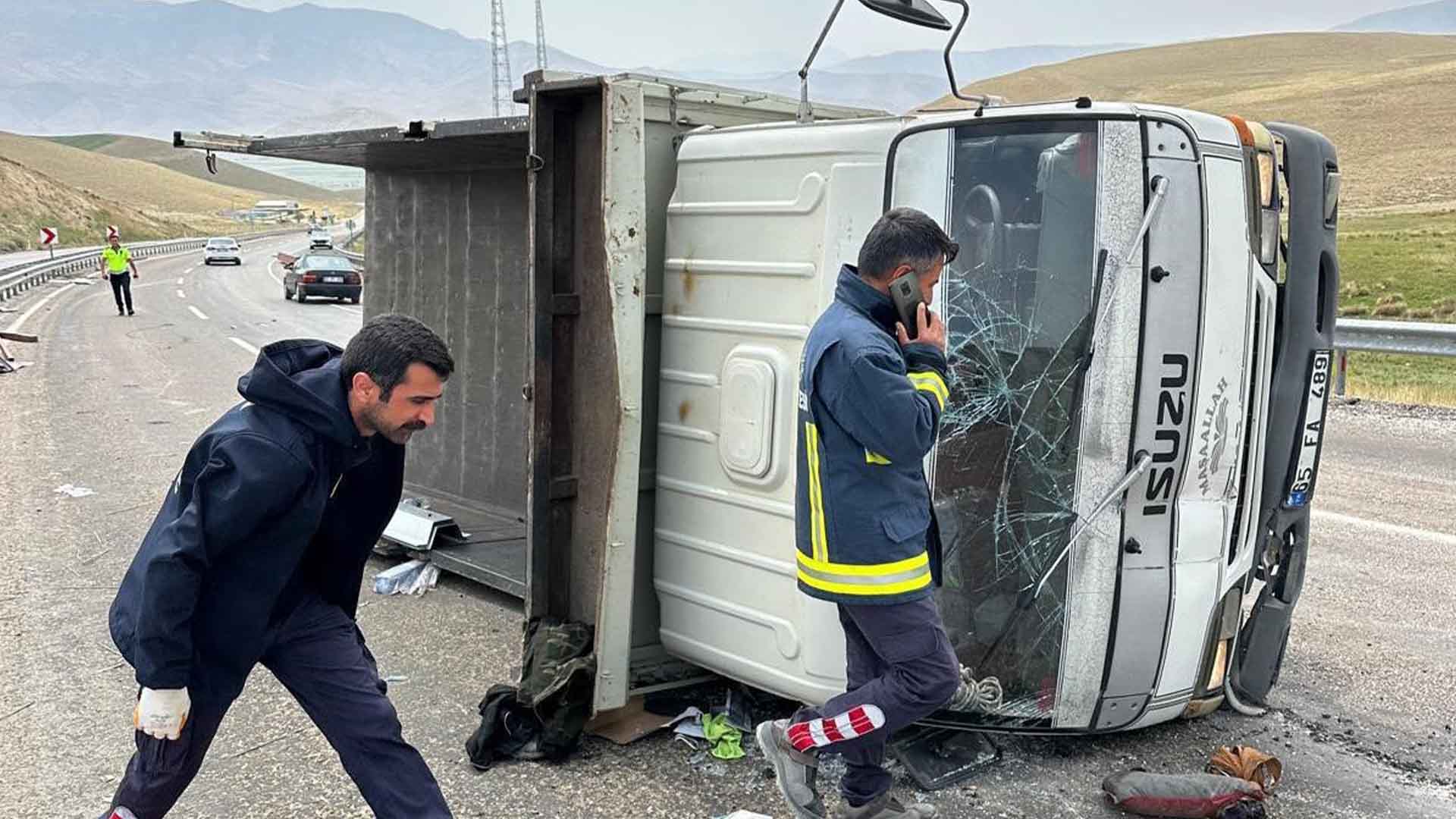 Van’da Kamyonet Yan Yattı, Sürücü Yaralandı 1
