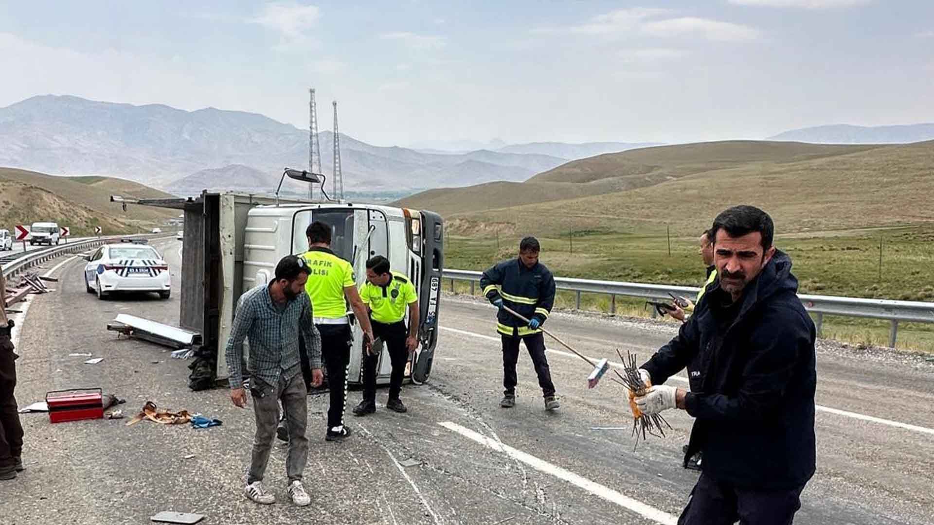Van’da Kamyonet Yan Yattı, Sürücü Yaralandı