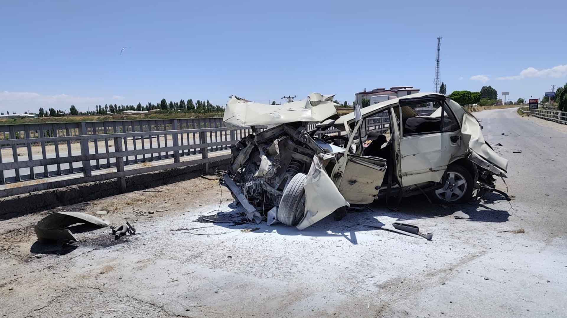 Van’da Tır Otomobile Çarptı, 4 Kişi Yaralandı 1