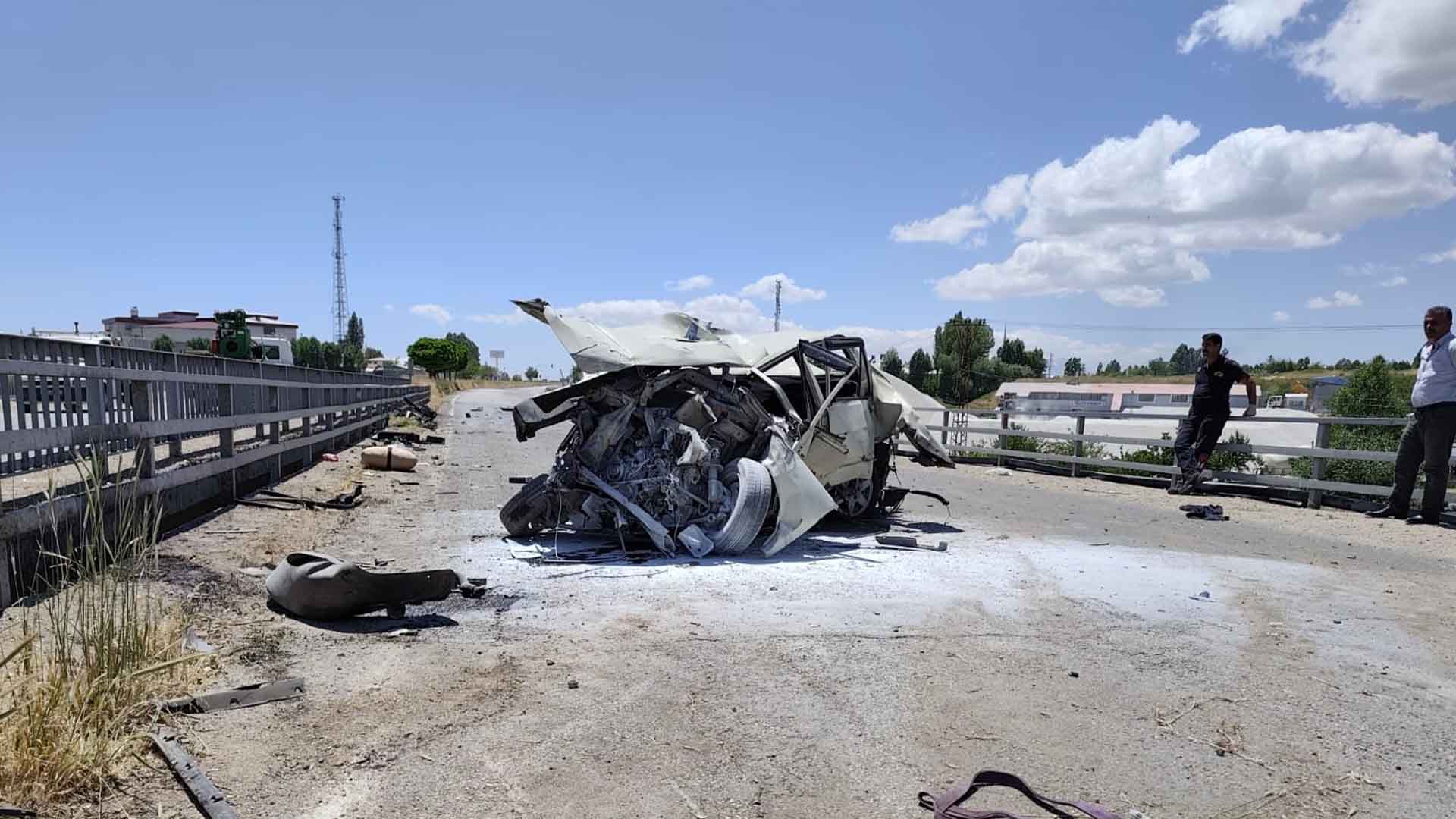 Van’da Tır Otomobile Çarptı, 4 Kişi Yaralandı 2