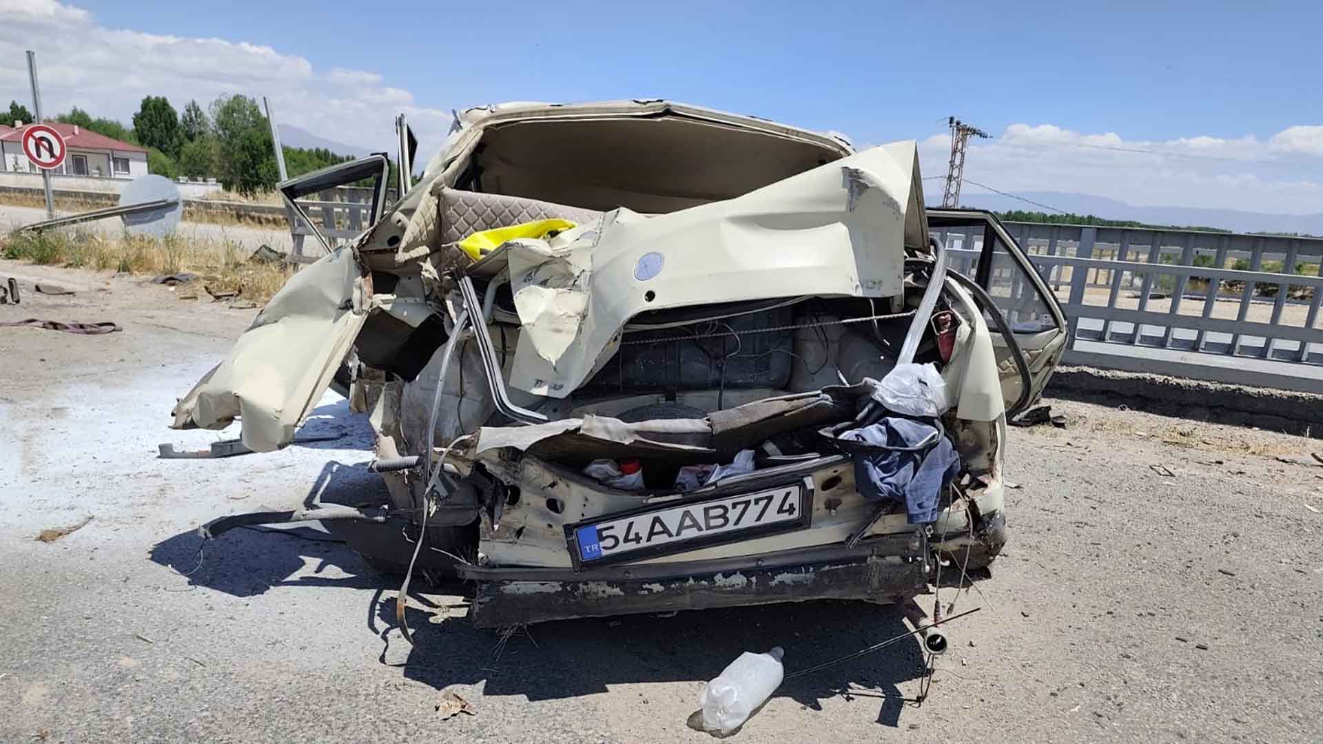 Van’da Tır Otomobile Çarptı, 4 Kişi Yaralandı