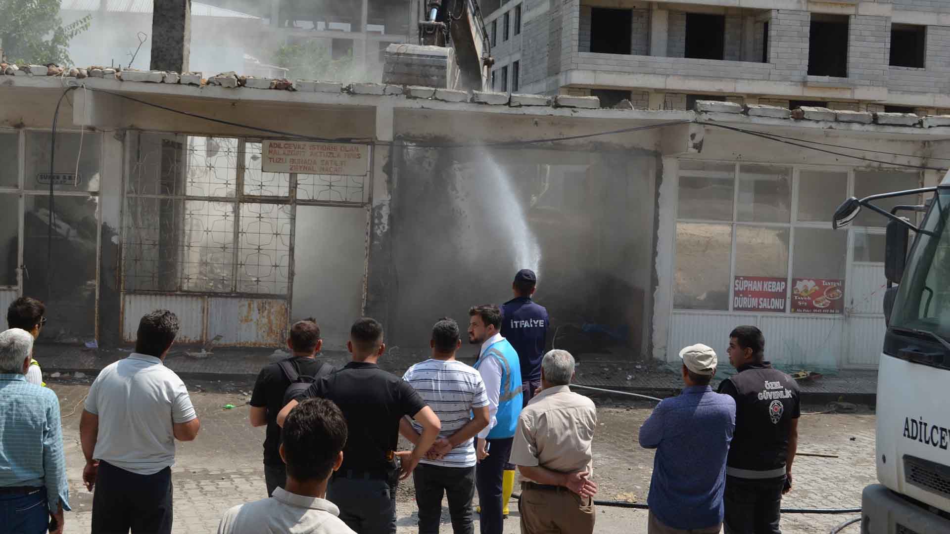 Adilcevaz’da Görüntü Kirliliği Yaratan Yapıların Yıkımına Başlandı 1