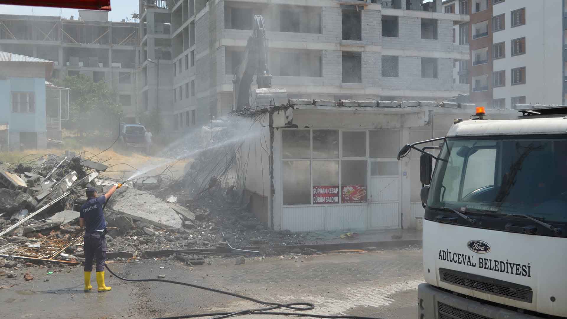 Adilcevaz’da Görüntü Kirliliği Yaratan Yapıların Yıkımına Başlandı 3