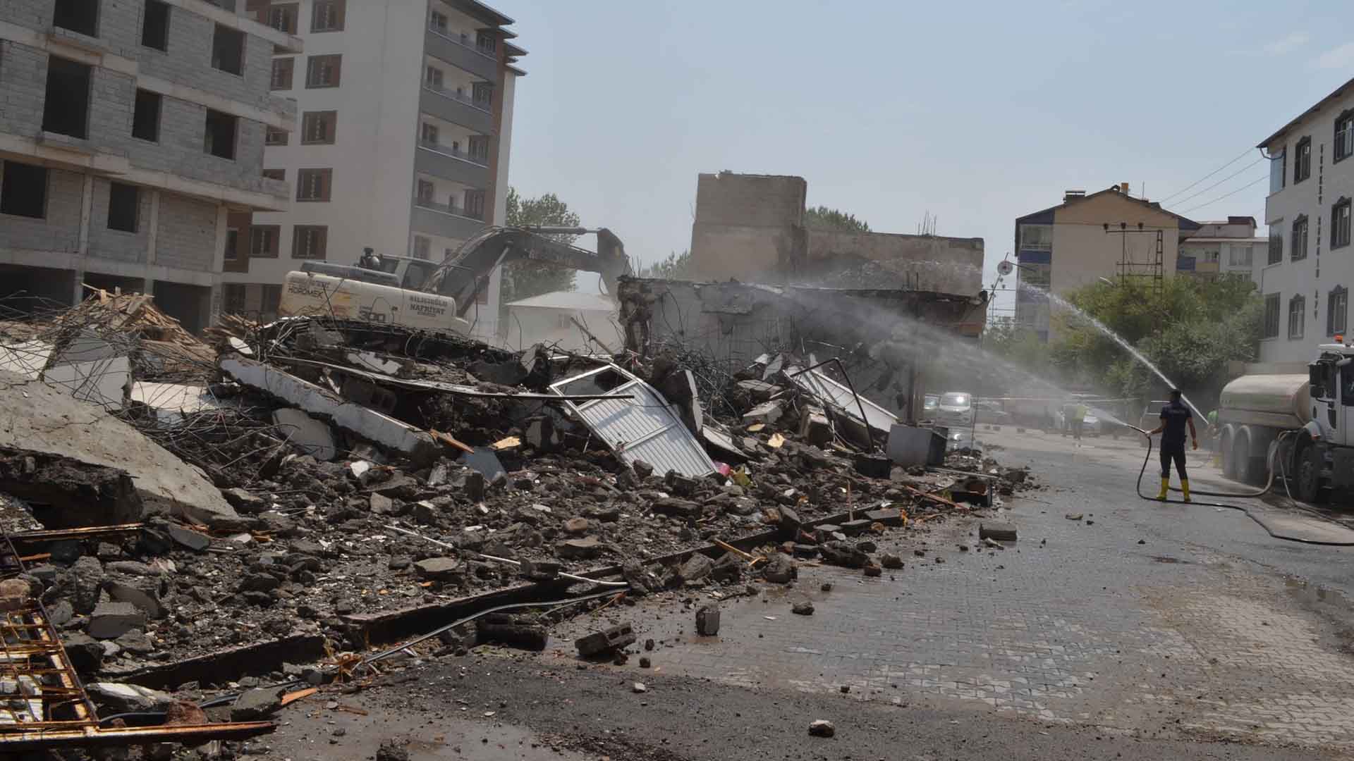 Adilcevaz’da Görüntü Kirliliği Yaratan Yapıların Yıkımına Başlandı 5