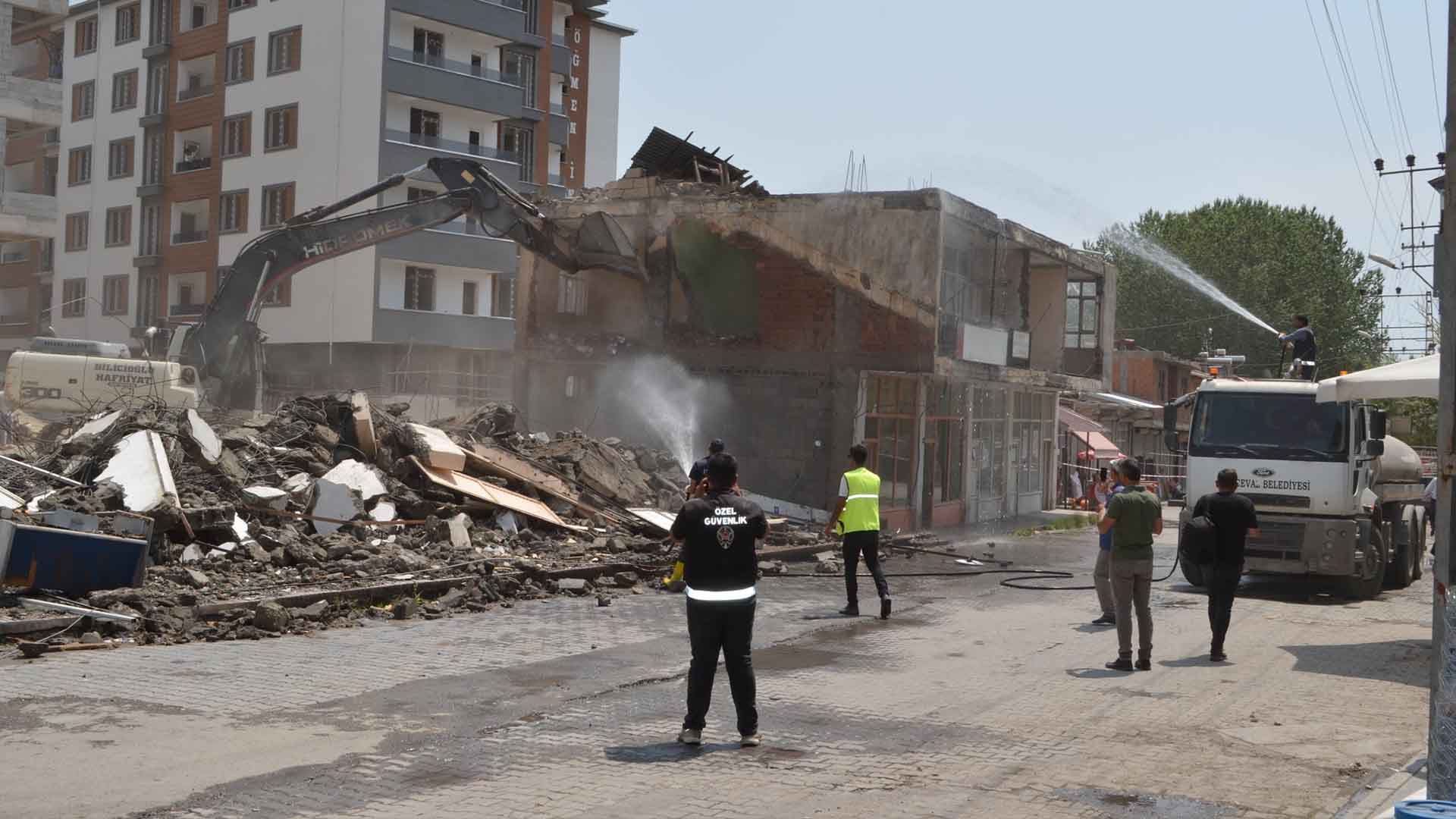 Adilcevaz’da Görüntü Kirliliği Yaratan Yapıların Yıkımına Başlandı 6
