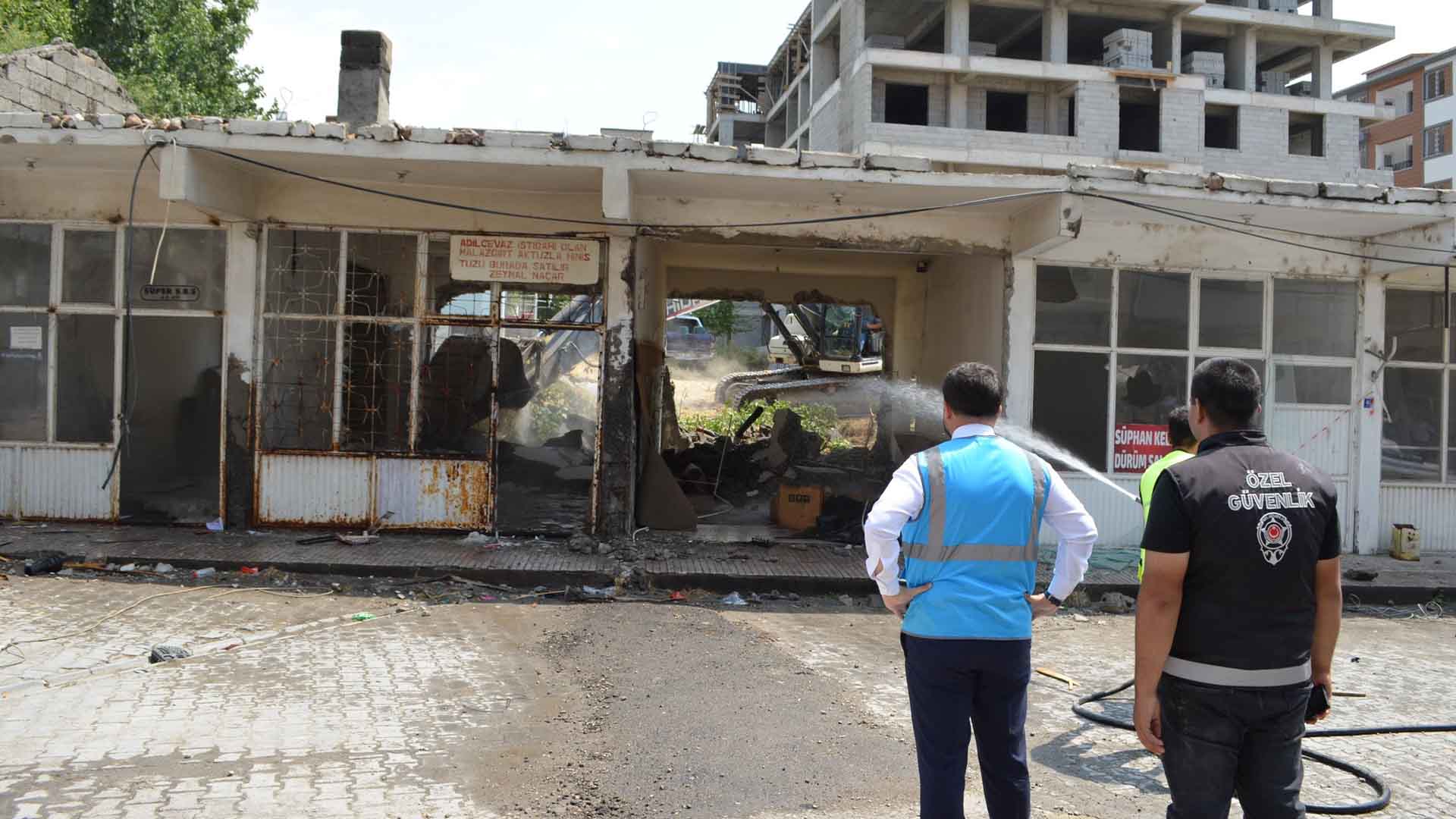 Adilcevaz’da Görüntü Kirliliği Yaratan Yapıların Yıkımına Başlandı