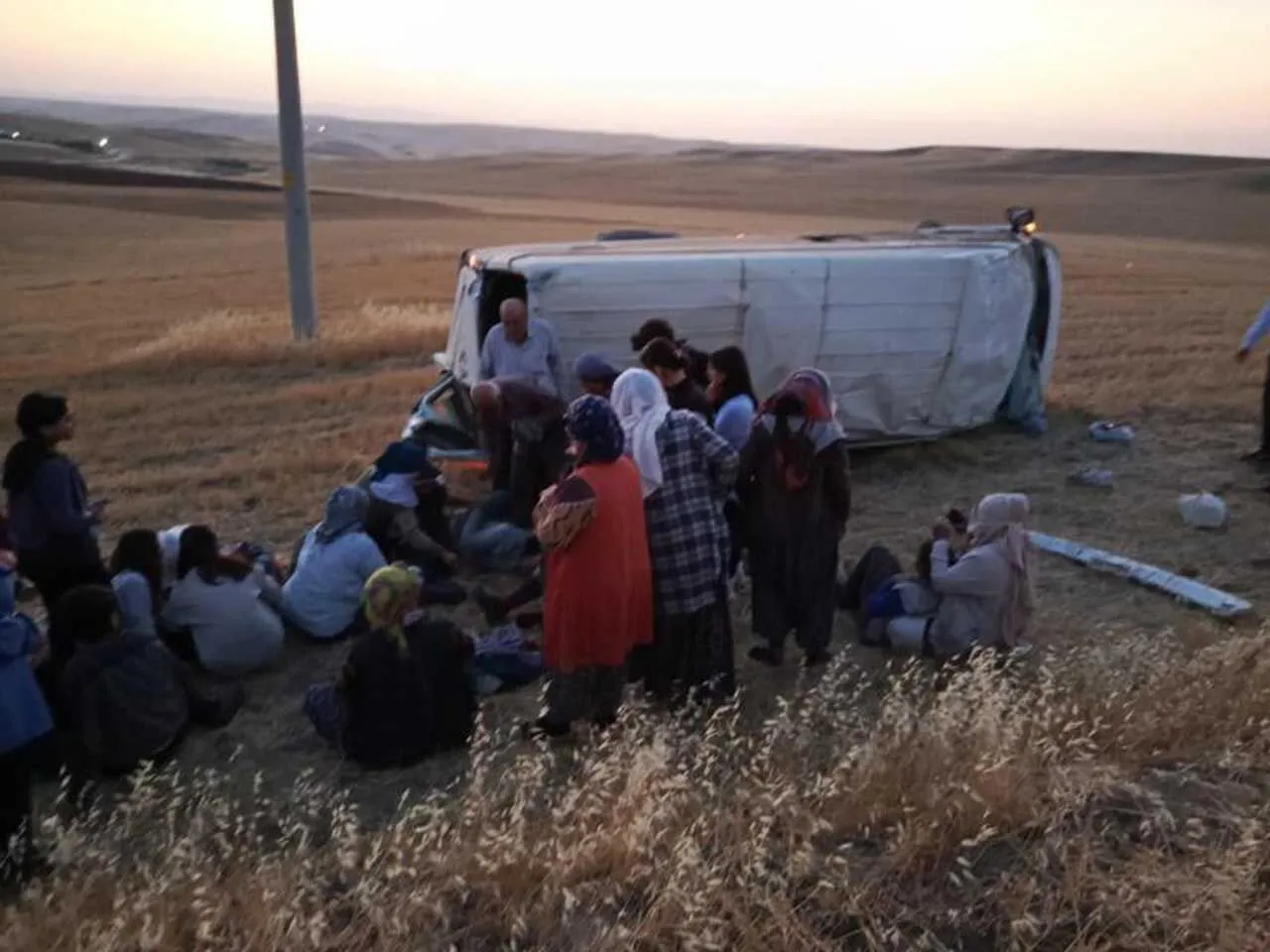 Bismilde Tarim Iscilerini Tasiyan Minibus Devrildi 2Si Agir 17 Yarali 1